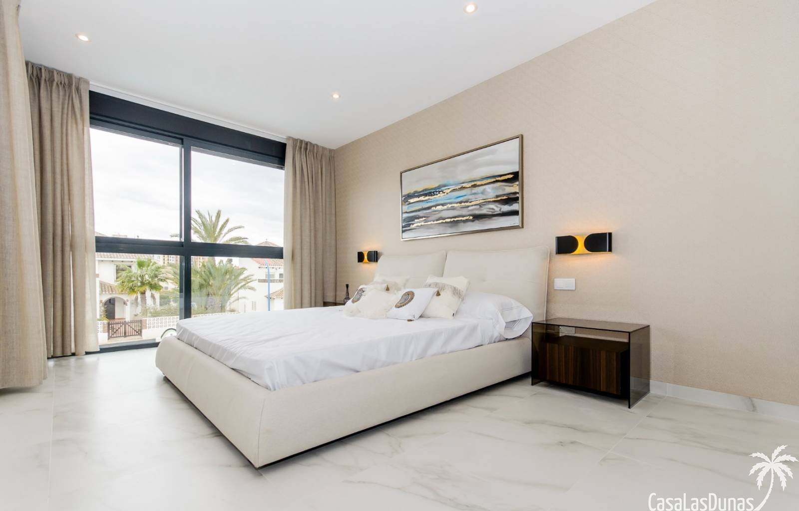  Wirklich eine hervorragende Villa auf einem Grundstück von 440 m2 und mit 153 m2 Nutzfläche! Diese Villa mit 4 Schlafzimmern, 3 Bädern und einer Stan
