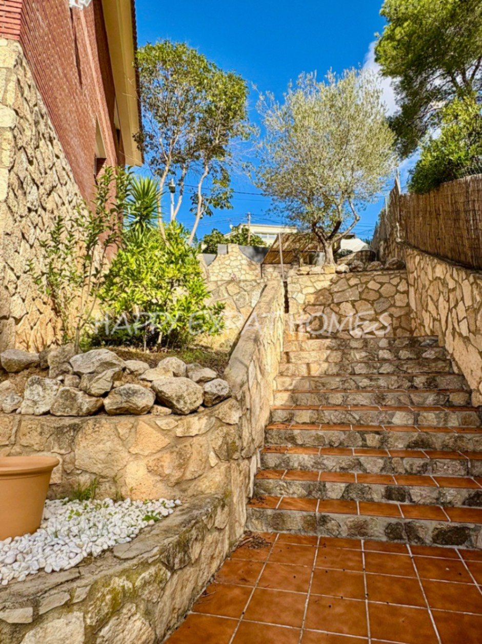 Dieses wunderschöne Haus in Olivella ist eine wahre Oase aus Licht, Raum und Komfort – der perfekte Ort, um den mediterranen Lebensstil inmitten der N