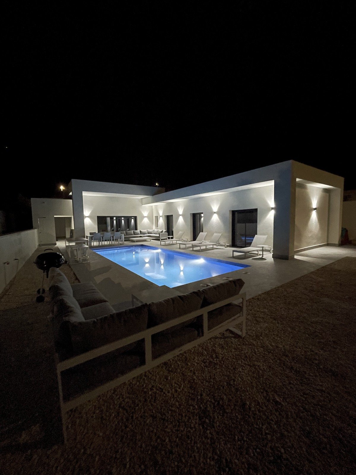  In der charmanten Ortschaft La Romana gelegen, bietet dieses freistehende Chalet eine perfekte Kombination aus Komfort und Stil. Mit einem Design, da