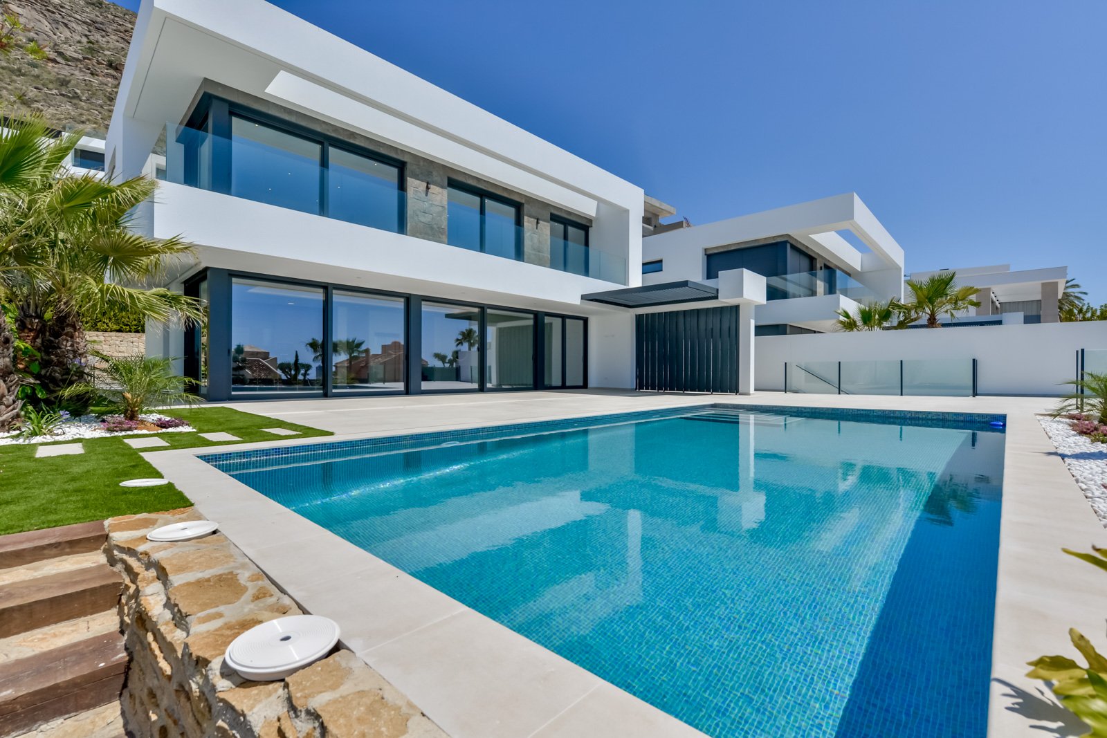  In der prestigeträchtigen Gegend von Golf Bahía gelegen, bieten diese exklusiven Villen ein unvergleichliches Wohnerlebnis. Mit nur drei verfügbaren 
