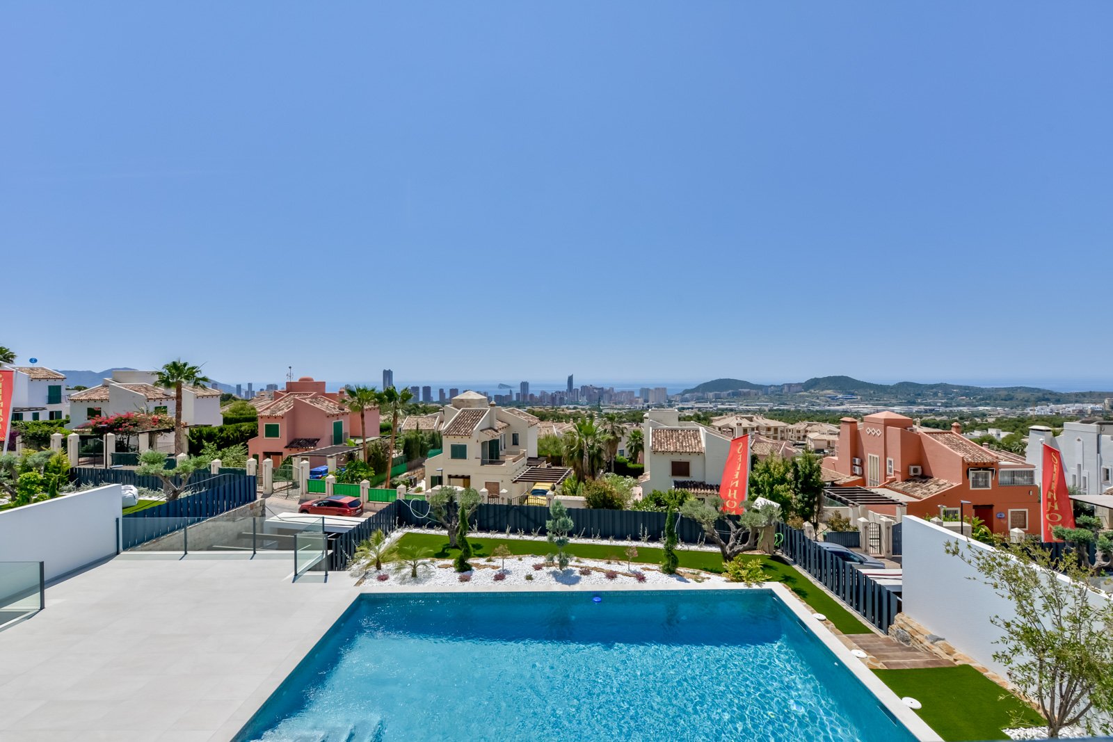  In der prestigeträchtigen Gegend von Golf Bahía gelegen, bieten diese exklusiven Villen ein unvergleichliches Wohnerlebnis. Mit nur drei verfügbaren 