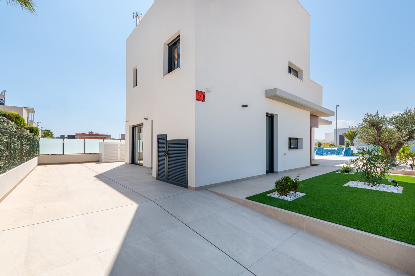 In der charmanten Stadt Orihuela gelegen, bieten diese exklusiven Villen eine privilegierte Umgebung für diejenigen, die ein Zuhause an der Costa Bla