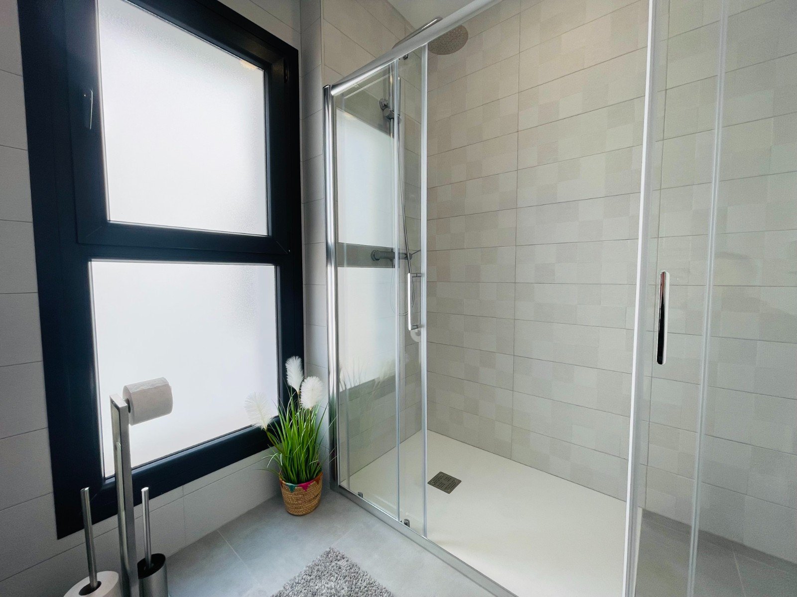 In der charmanten Stadt Torrevieja gelegen, bietet dieses exklusive Immobilienangebot zwei unabhängige Häuser, die durch ihr modernes und funktionale