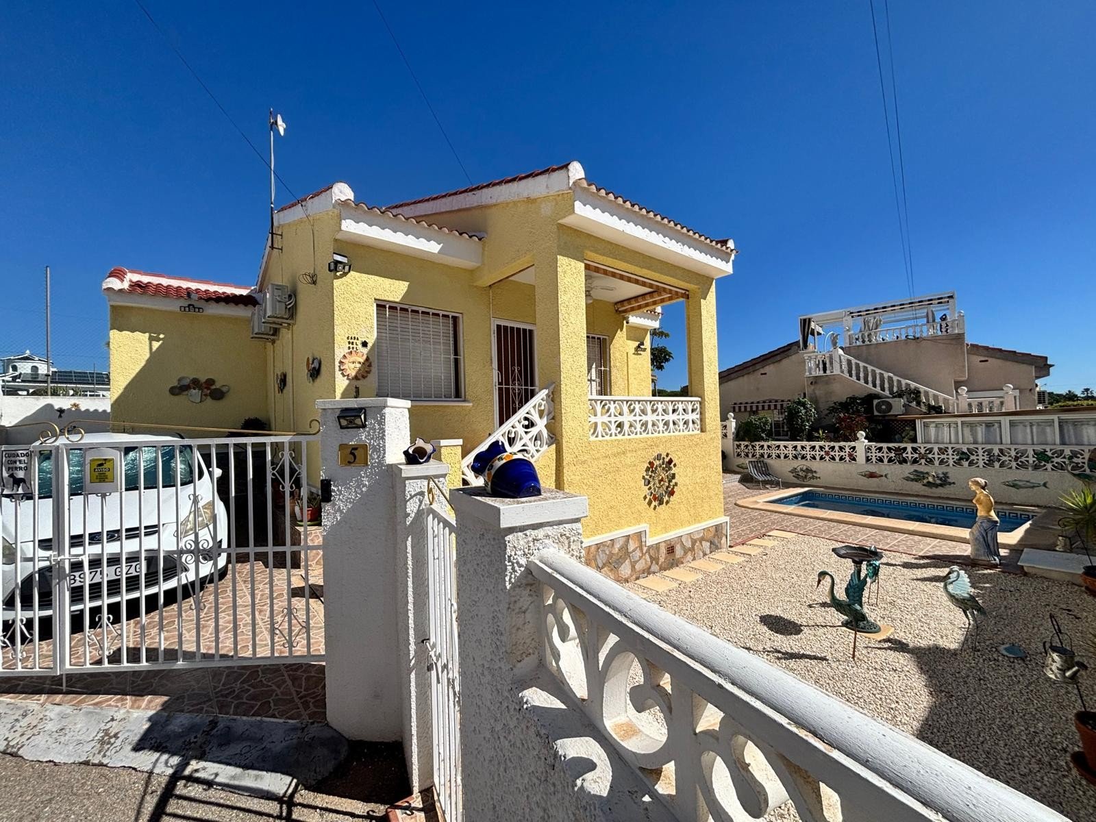 Located in the sought-after area of Ciudad Quesada, this charming detached villa offers the perfect blend of comfort, privacy, and convenience—ideal