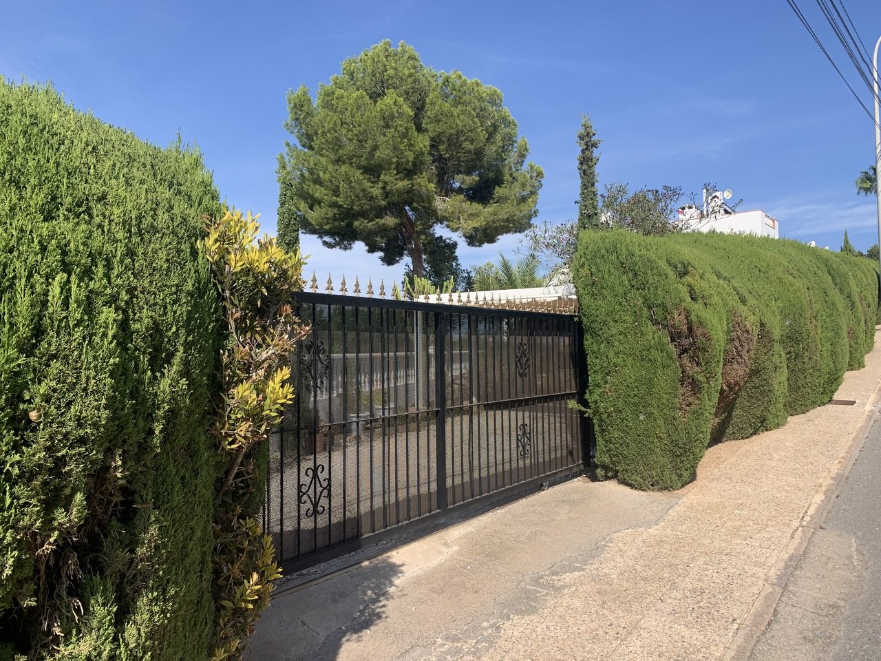Price reduced to 849,900 Amazing Independent Villa with Golf Course Views in Villamartin**Discover this stunning 4-bedroom, Spanish-style villa, nes