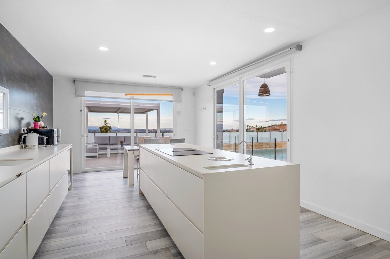   Modern Detached Villa in Lomas De Juliana, Algorfa - Almoradi Discover the perfect blend of luxury and comfort in this fantastic modern 4-bedroom, 3