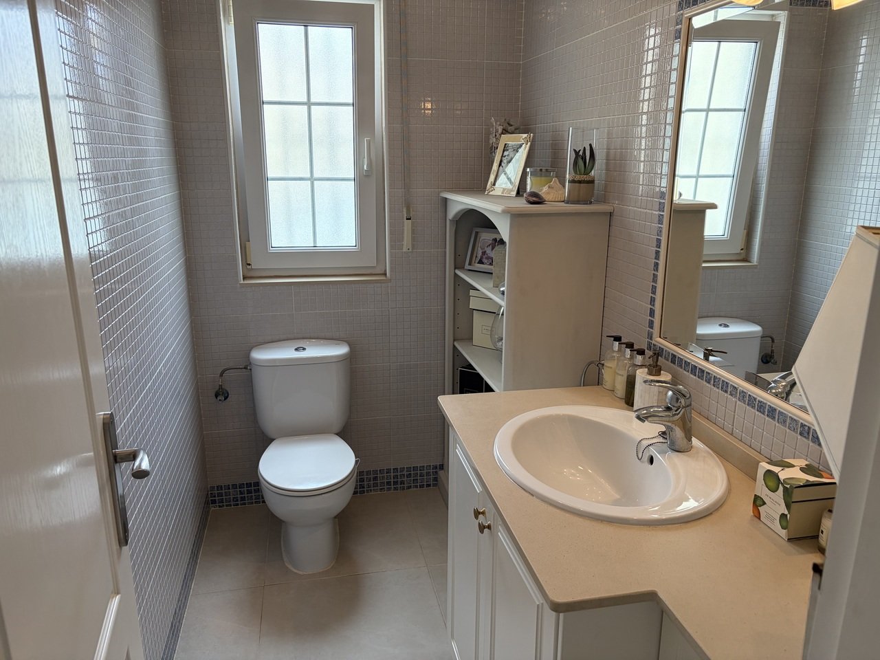 Outstanding 3 Bed, 3 Bath South facing Townhouse with large converted basement offering an additional room with En Suite bathroom. This is a fantast