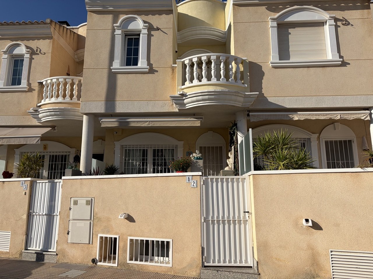Outstanding 3 Bed, 3 Bath South facing Townhouse with large converted basement offering an additional room with En Suite bathroom. This is a fantast