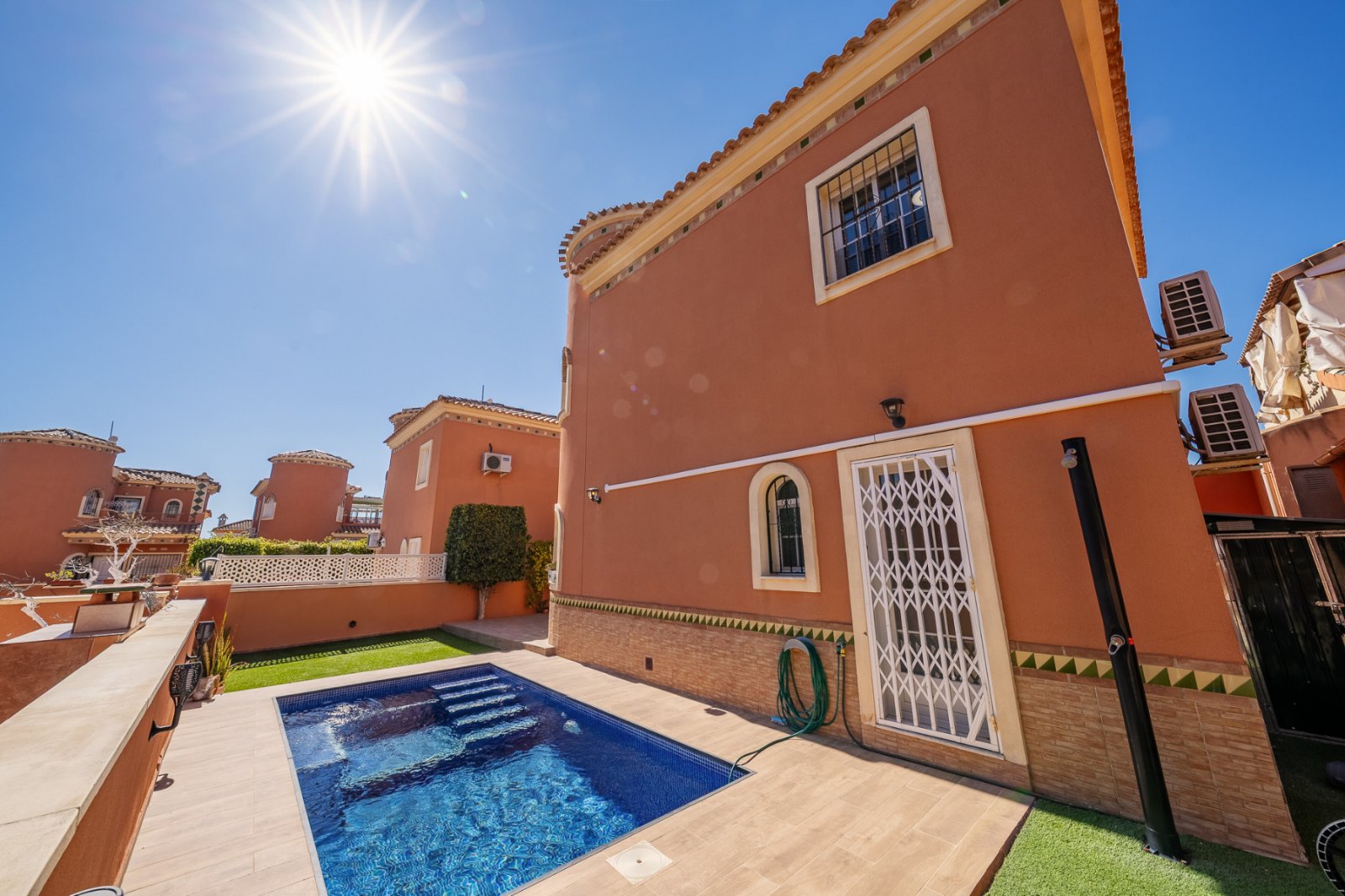  Sehr gepflegte Villa zum Verkauf in Playa Flamenca,&amp;amp;nbsp;gelegen in einer ruhigen Wohnstraße, nur wenige Gehminuten von den örtlichen Annehml