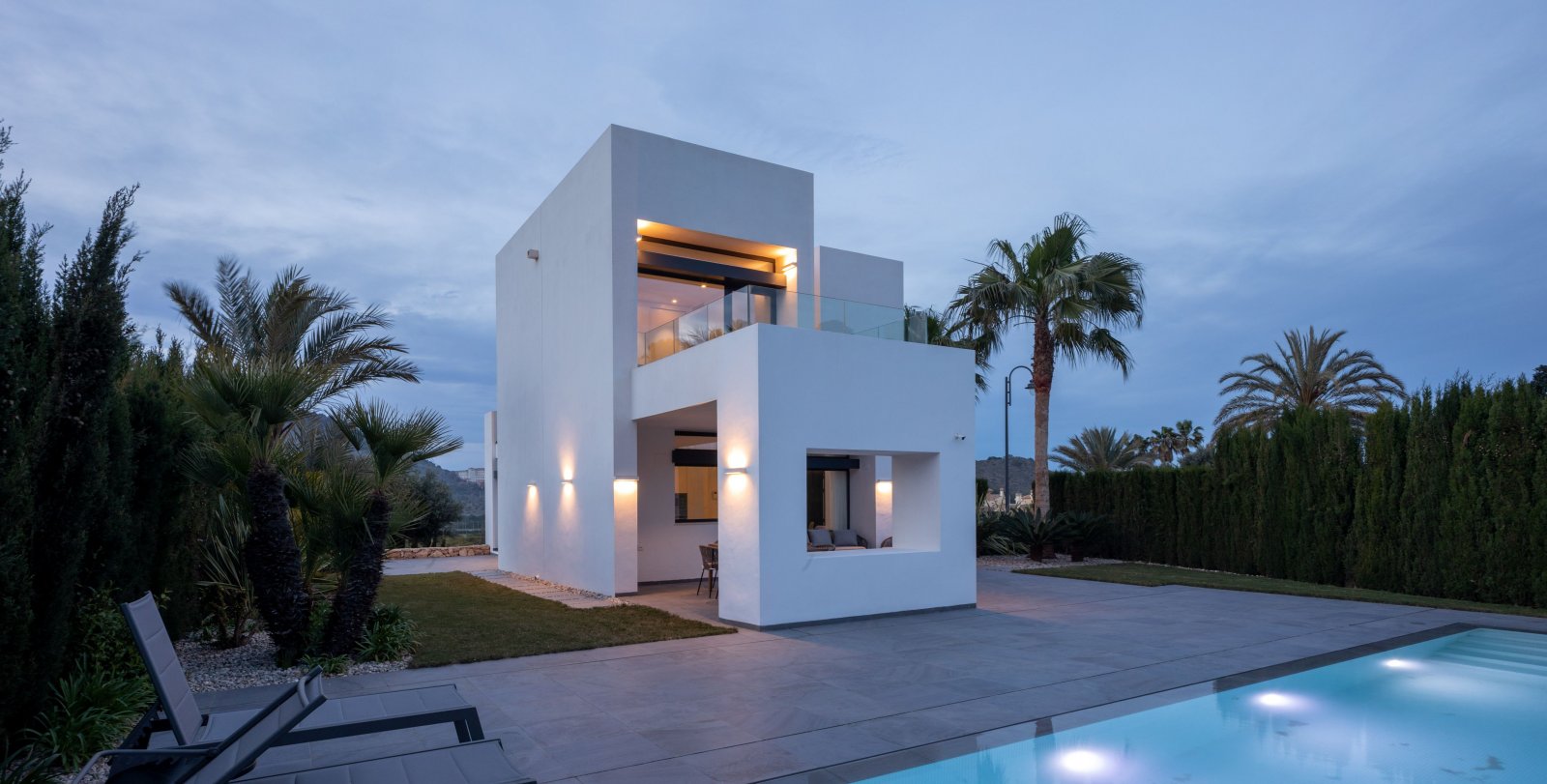  In der schönen Stadt Cartagena gelegen, bietet dieses exklusive Immobilienangebot zwei unabhängige Immobilien, die sich durch ihren beeindruckenden M