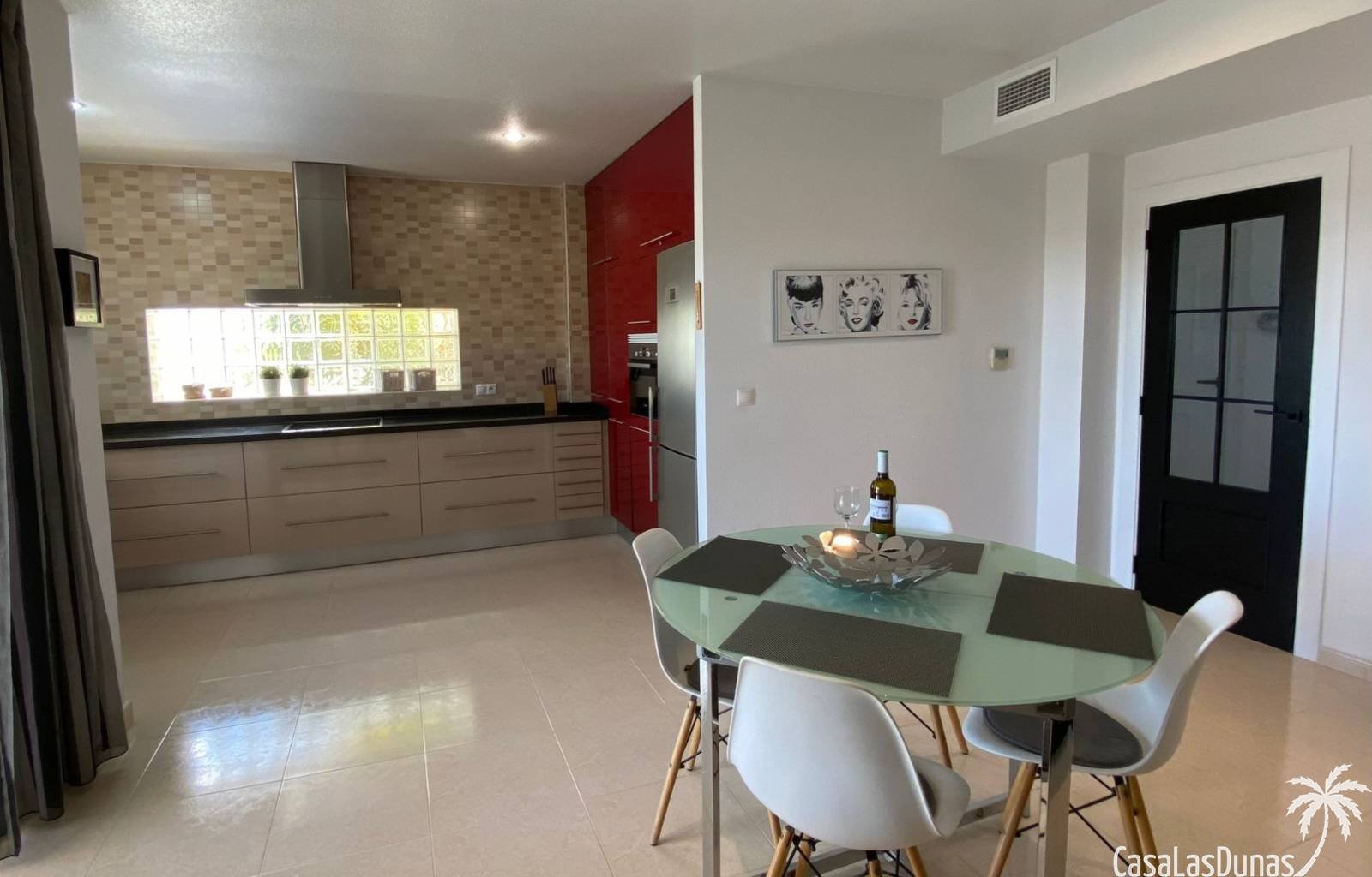 Die Villa El Sueño am Rande von La Marina (San Fulgencio) bietet dank ihrer erhöhten Lage einen luxuriösen Rückzugsort mit atemberaubendem Panoramabl