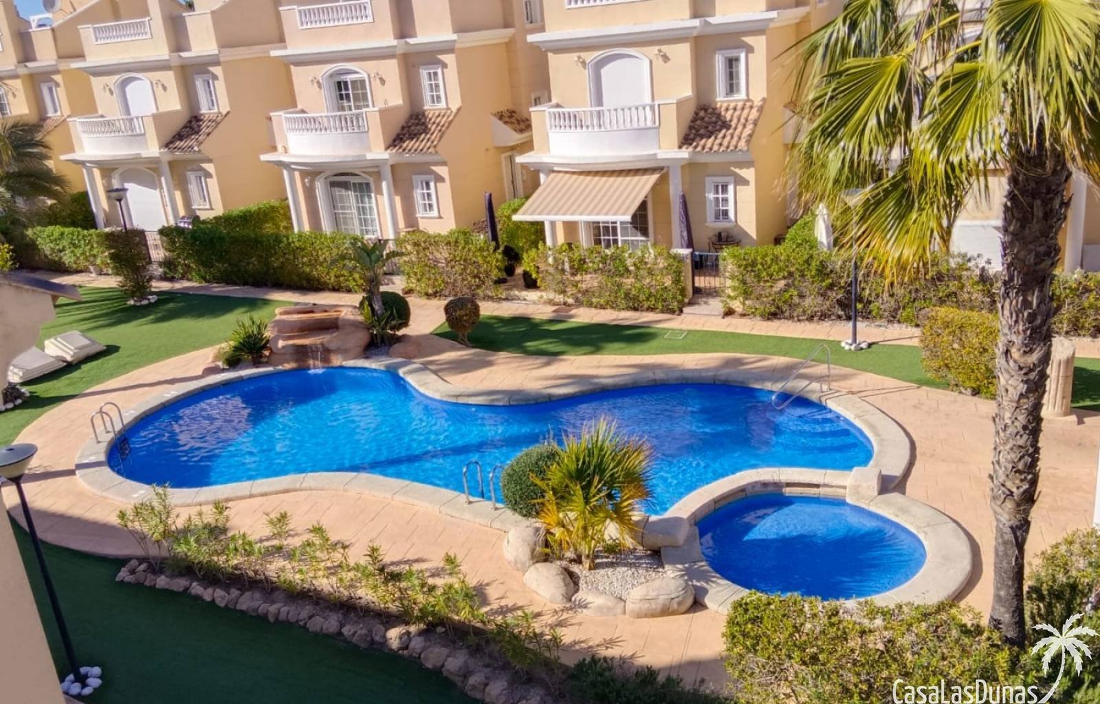 Genießen Sie einen erholsamen Aufenthalt unter der spanischen Sonne in diesem modernen und geräumigen Haus in der begehrten Wohngegend La Marina in S