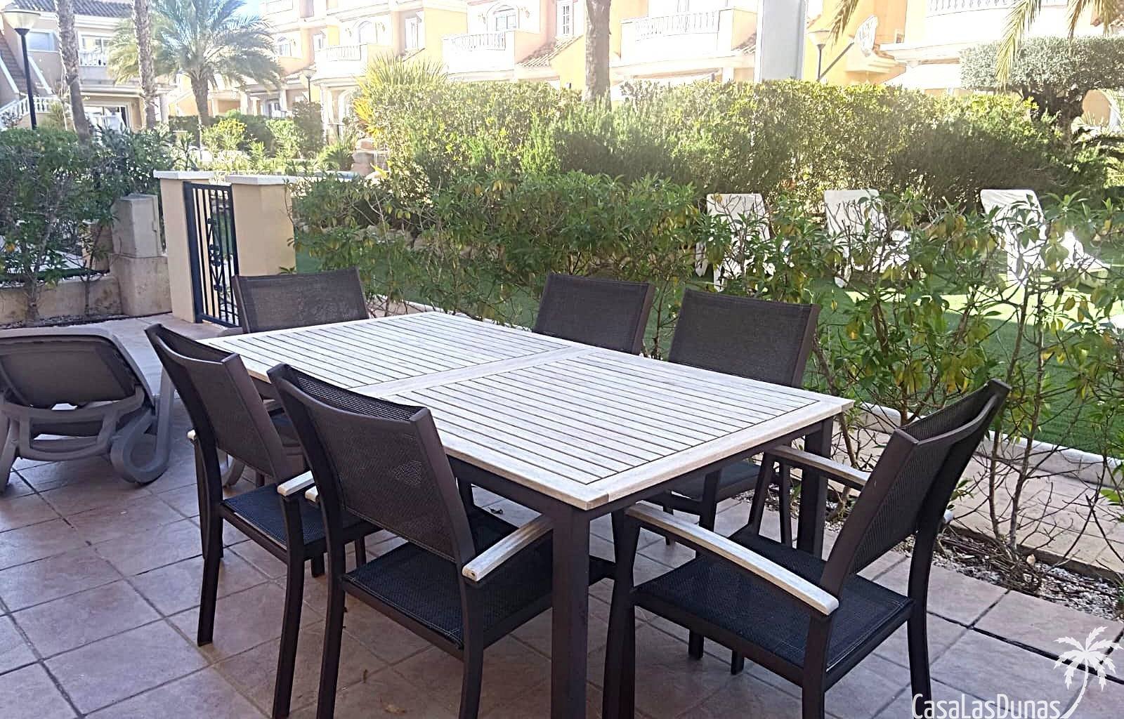 Genießen Sie einen erholsamen Aufenthalt unter der spanischen Sonne in diesem modernen und geräumigen Haus in der begehrten Wohngegend La Marina in S