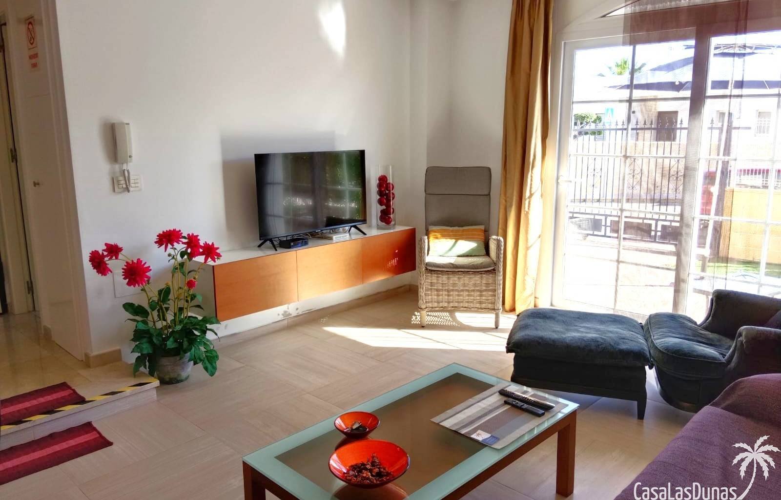 Genießen Sie einen erholsamen Aufenthalt unter der spanischen Sonne in diesem modernen und geräumigen Haus in der begehrten Wohngegend La Marina in S