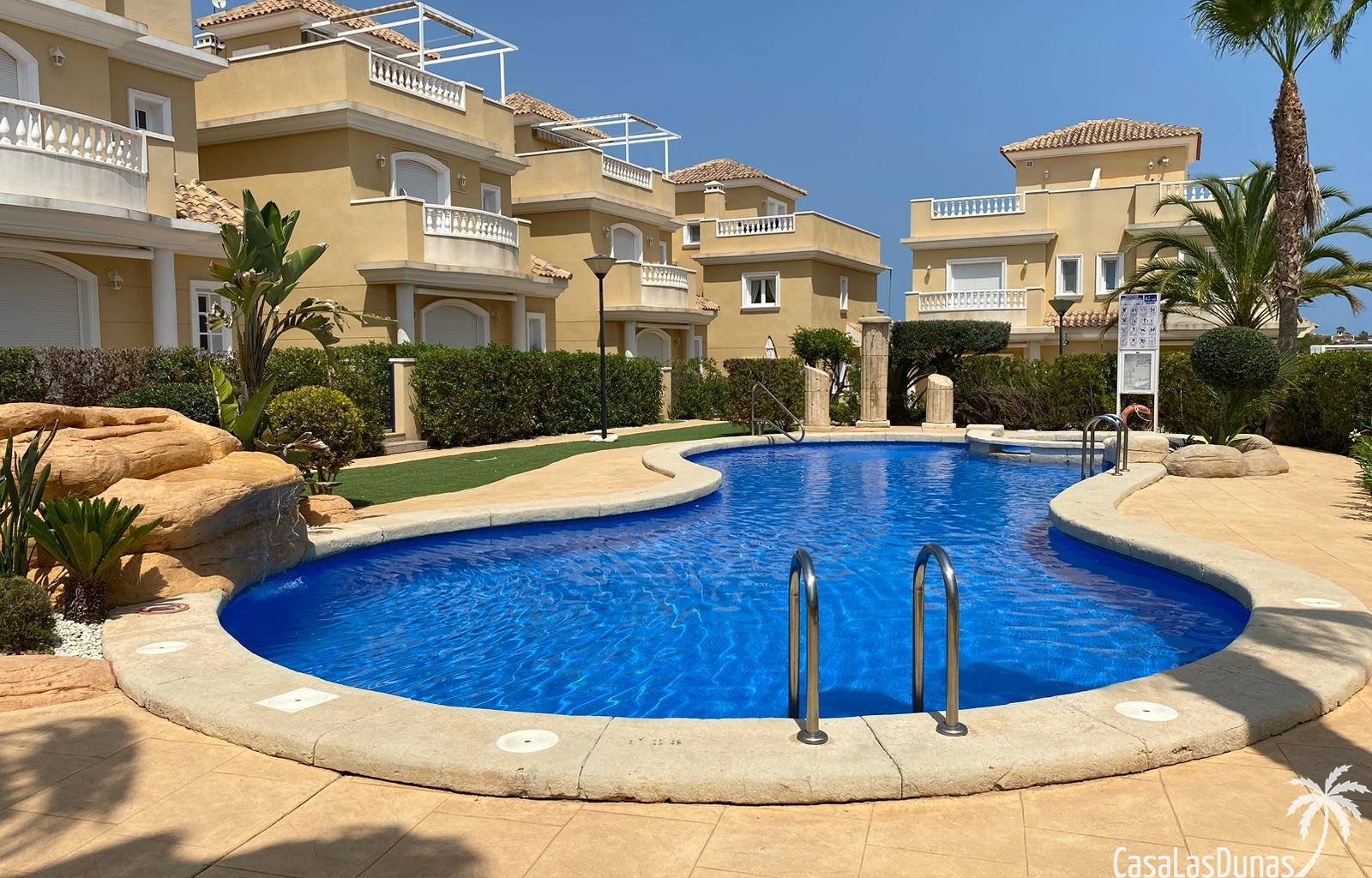 Genießen Sie einen erholsamen Aufenthalt unter der spanischen Sonne in diesem modernen und geräumigen Haus in der begehrten Wohngegend La Marina in S