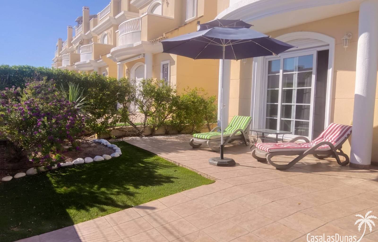 Genießen Sie einen erholsamen Aufenthalt unter der spanischen Sonne in diesem modernen und geräumigen Haus in der begehrten Wohngegend La Marina in S