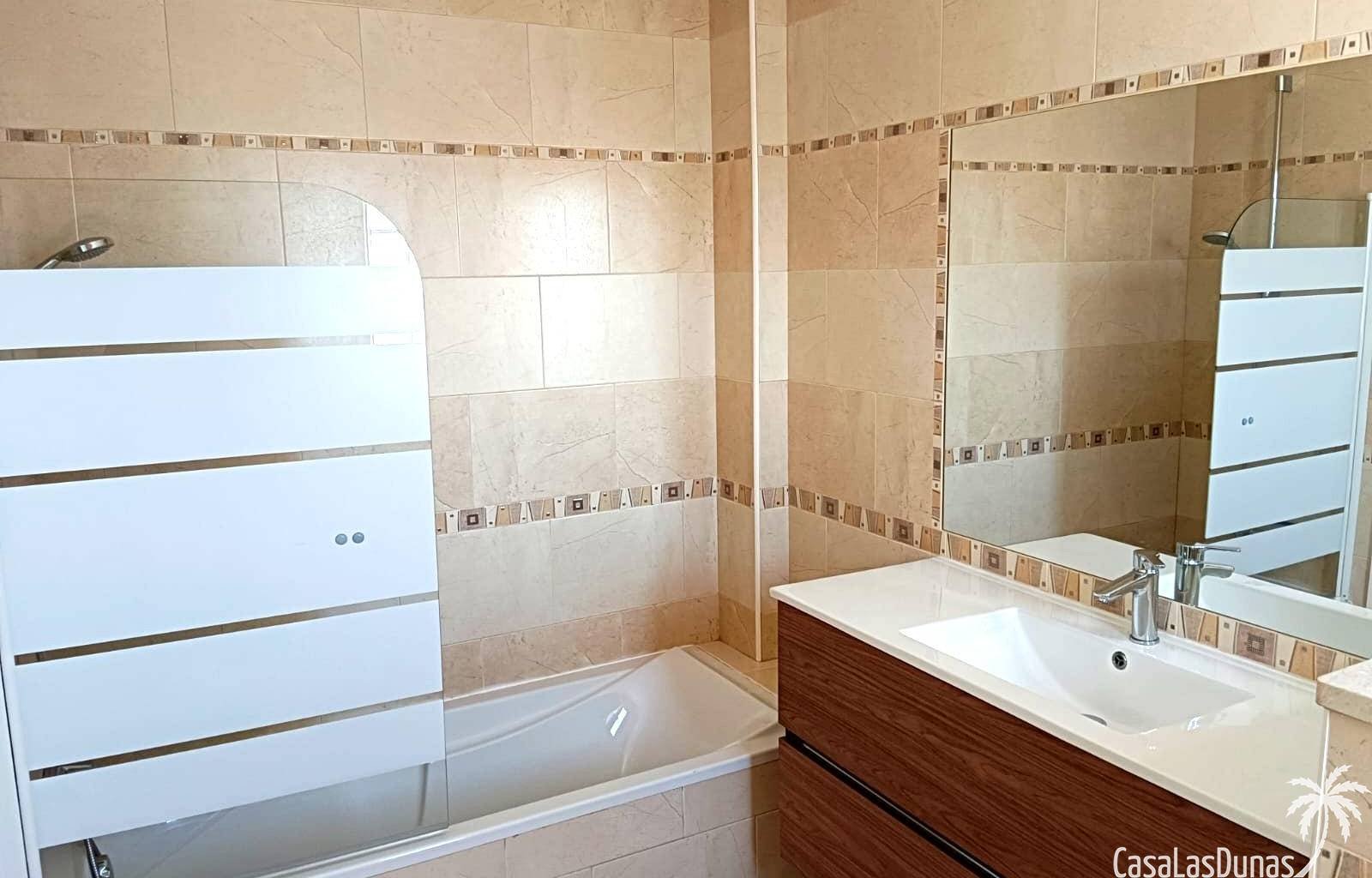 Genießen Sie einen erholsamen Aufenthalt unter der spanischen Sonne in diesem modernen und geräumigen Haus in der begehrten Wohngegend La Marina in S