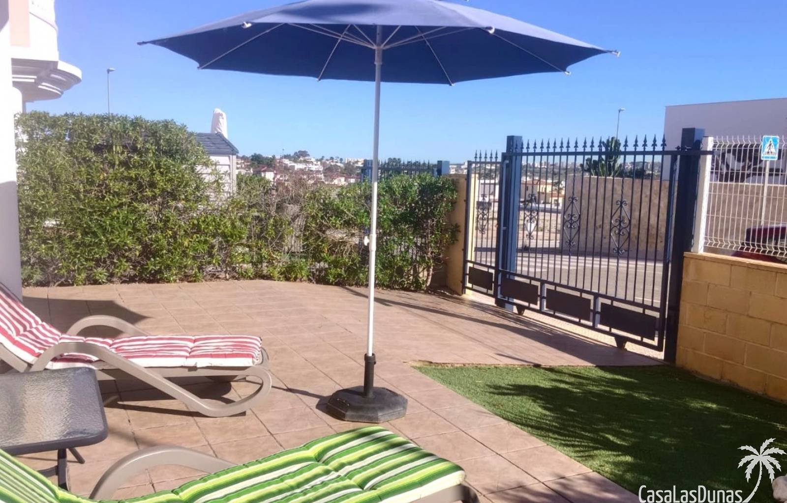 Genießen Sie einen erholsamen Aufenthalt unter der spanischen Sonne in diesem modernen und geräumigen Haus in der begehrten Wohngegend La Marina in S
