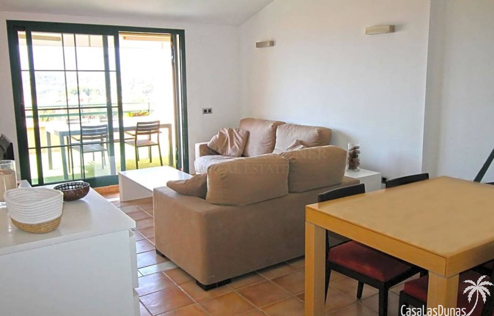 Wunderschönes Penthouse mit viel Charme, zur Langzeitmiete (mindestens 12 Monate) komplett möbliert.
Das Haus verfügt über 65 m² verteilt auf ein Sc