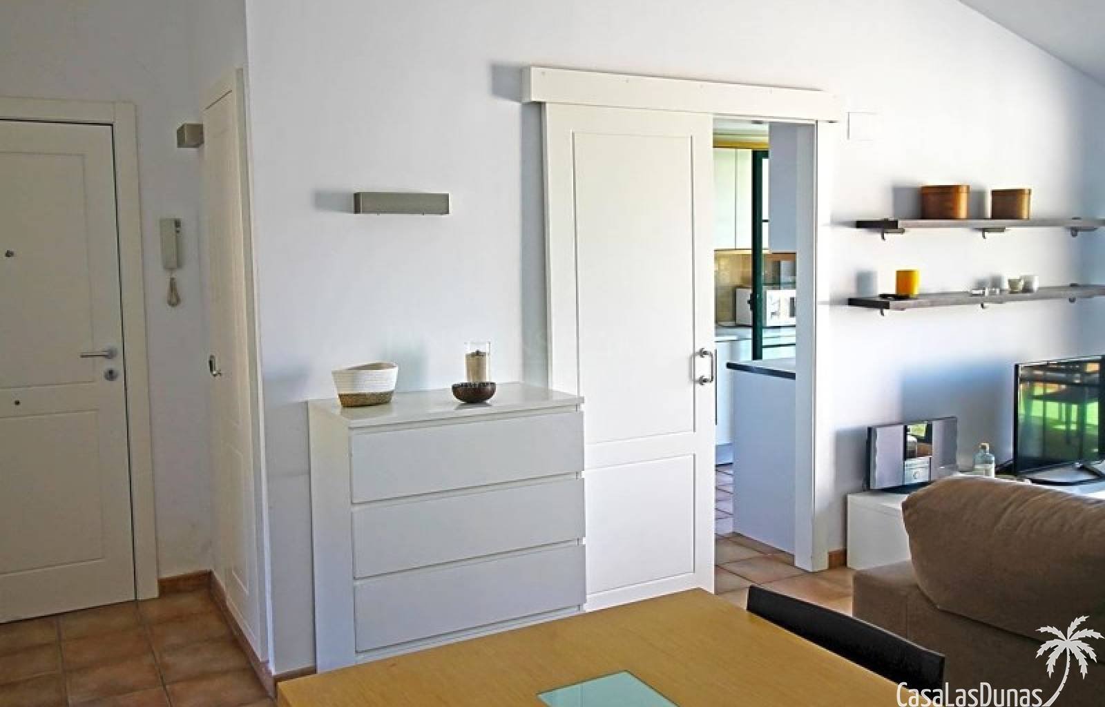 Wunderschönes Penthouse mit viel Charme, zur Langzeitmiete (mindestens 12 Monate) komplett möbliert.
Das Haus verfügt über 65 m² verteilt auf ein Sc