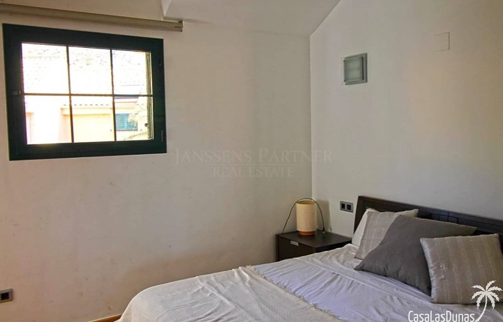 Wunderschönes Penthouse mit viel Charme, zur Langzeitmiete (mindestens 12 Monate) komplett möbliert.
Das Haus verfügt über 65 m² verteilt auf ein Sc