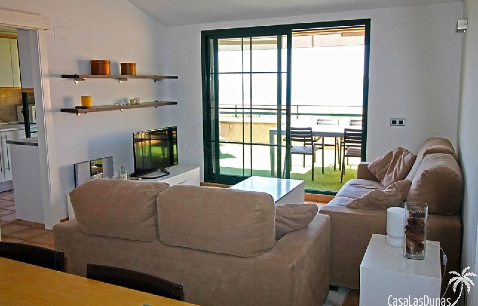Wunderschönes Penthouse mit viel Charme, zur Langzeitmiete (mindestens 12 Monate) komplett möbliert.
Das Haus verfügt über 65 m² verteilt auf ein Sc
