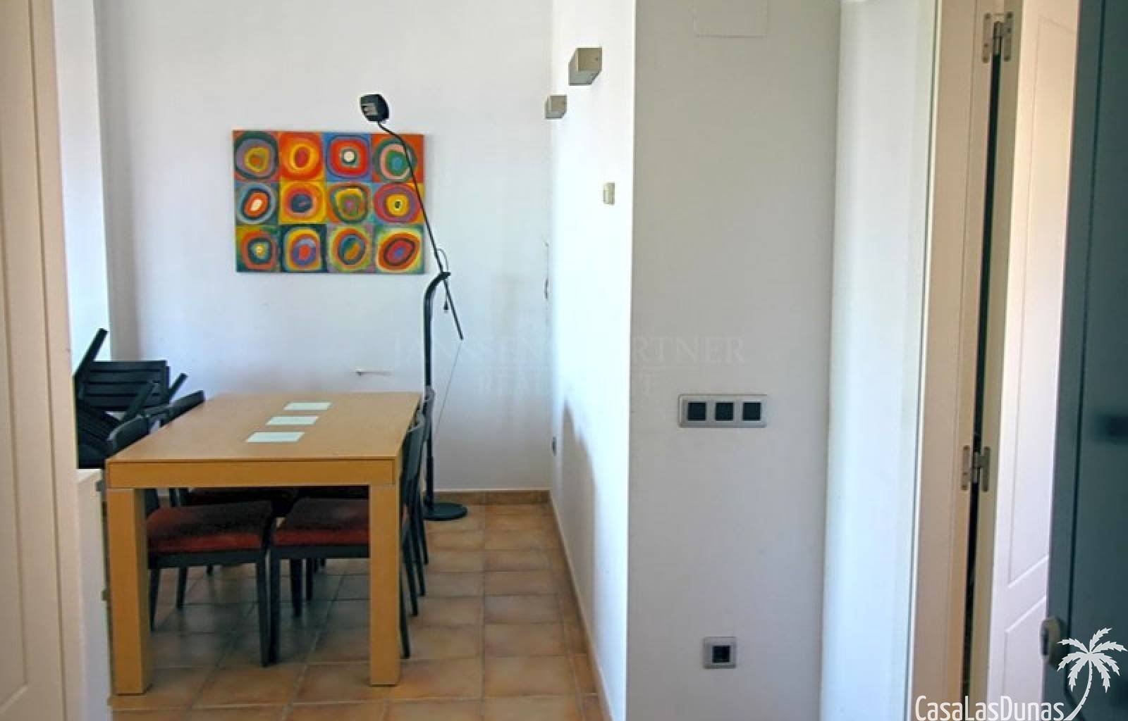 Wunderschönes Penthouse mit viel Charme, zur Langzeitmiete (mindestens 12 Monate) komplett möbliert.
Das Haus verfügt über 65 m² verteilt auf ein Sc