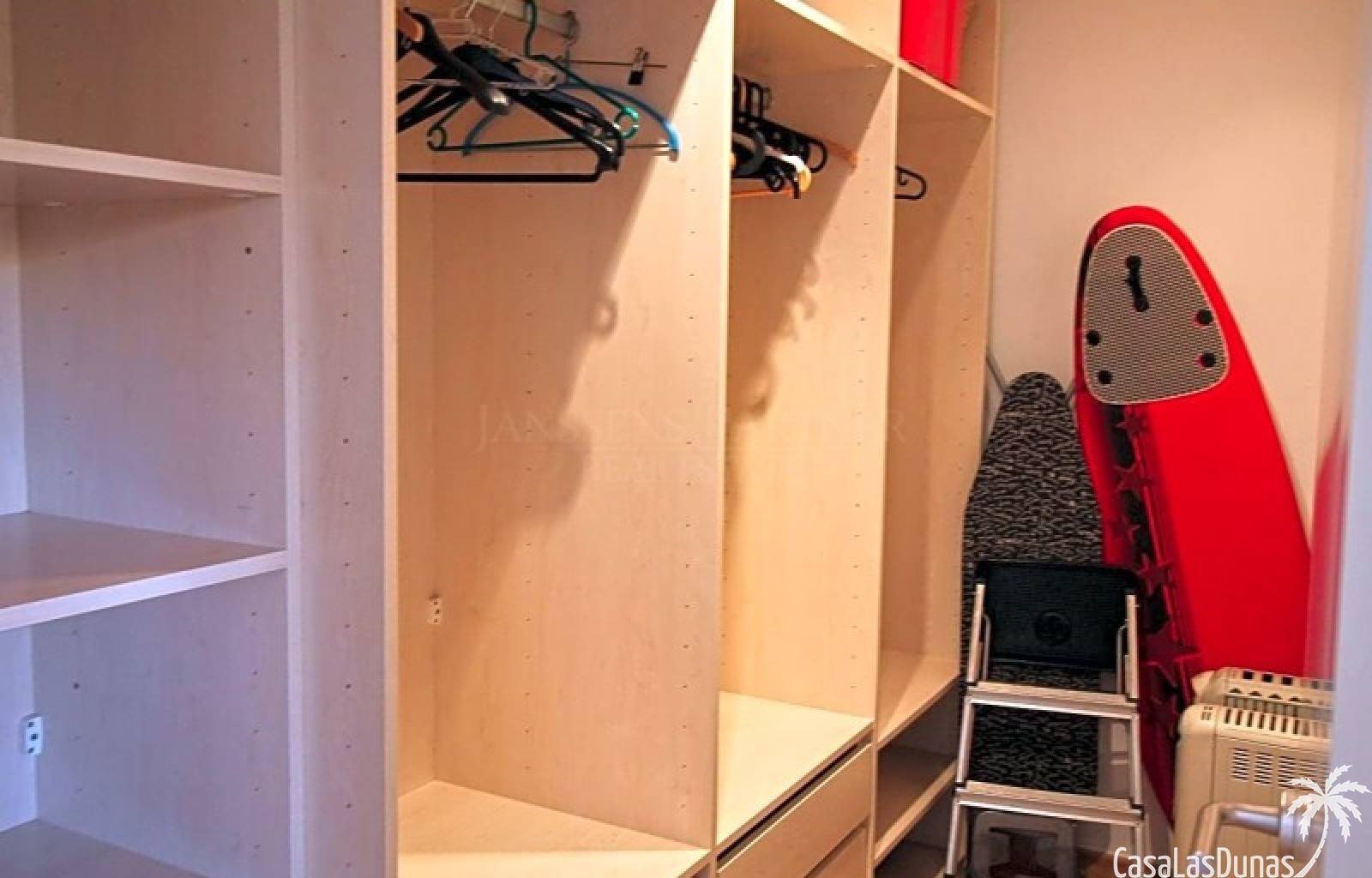 Wunderschönes Penthouse mit viel Charme, zur Langzeitmiete (mindestens 12 Monate) komplett möbliert.
Das Haus verfügt über 65 m² verteilt auf ein Sc