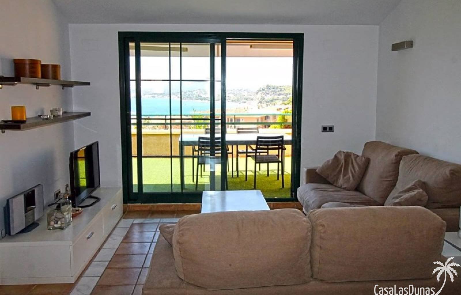 Wunderschönes Penthouse mit viel Charme, zur Langzeitmiete (mindestens 12 Monate) komplett möbliert.
Das Haus verfügt über 65 m² verteilt auf ein Sc