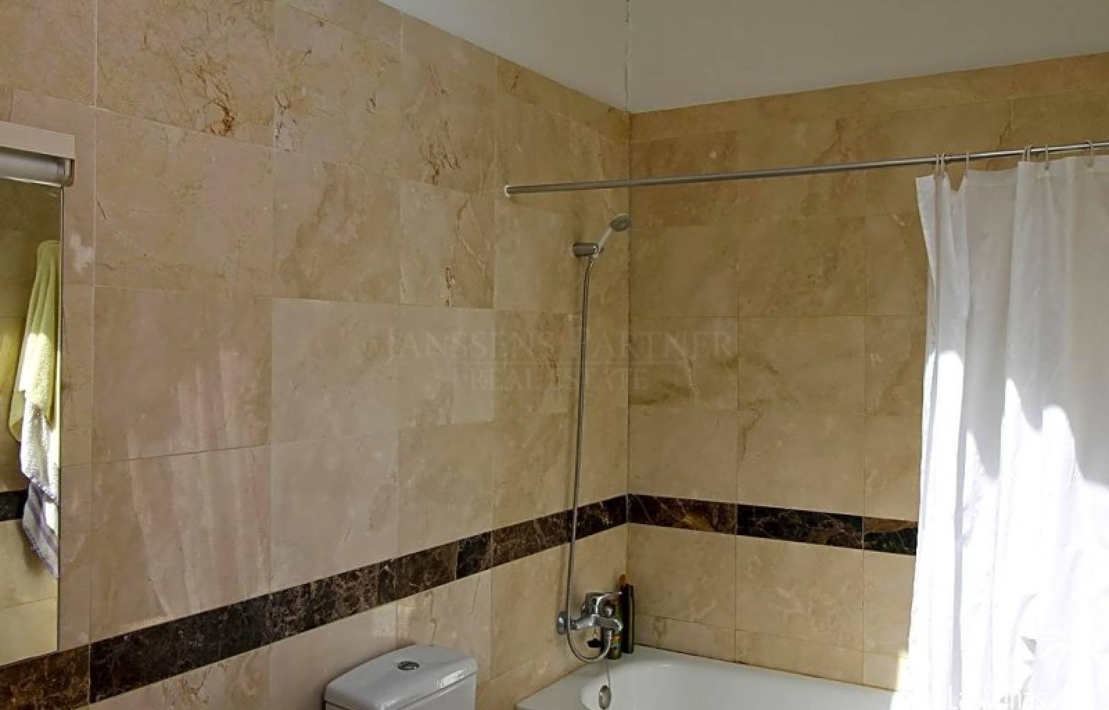 Wunderschönes Penthouse mit viel Charme, zur Langzeitmiete (mindestens 12 Monate) komplett möbliert.
Das Haus verfügt über 65 m² verteilt auf ein Sc