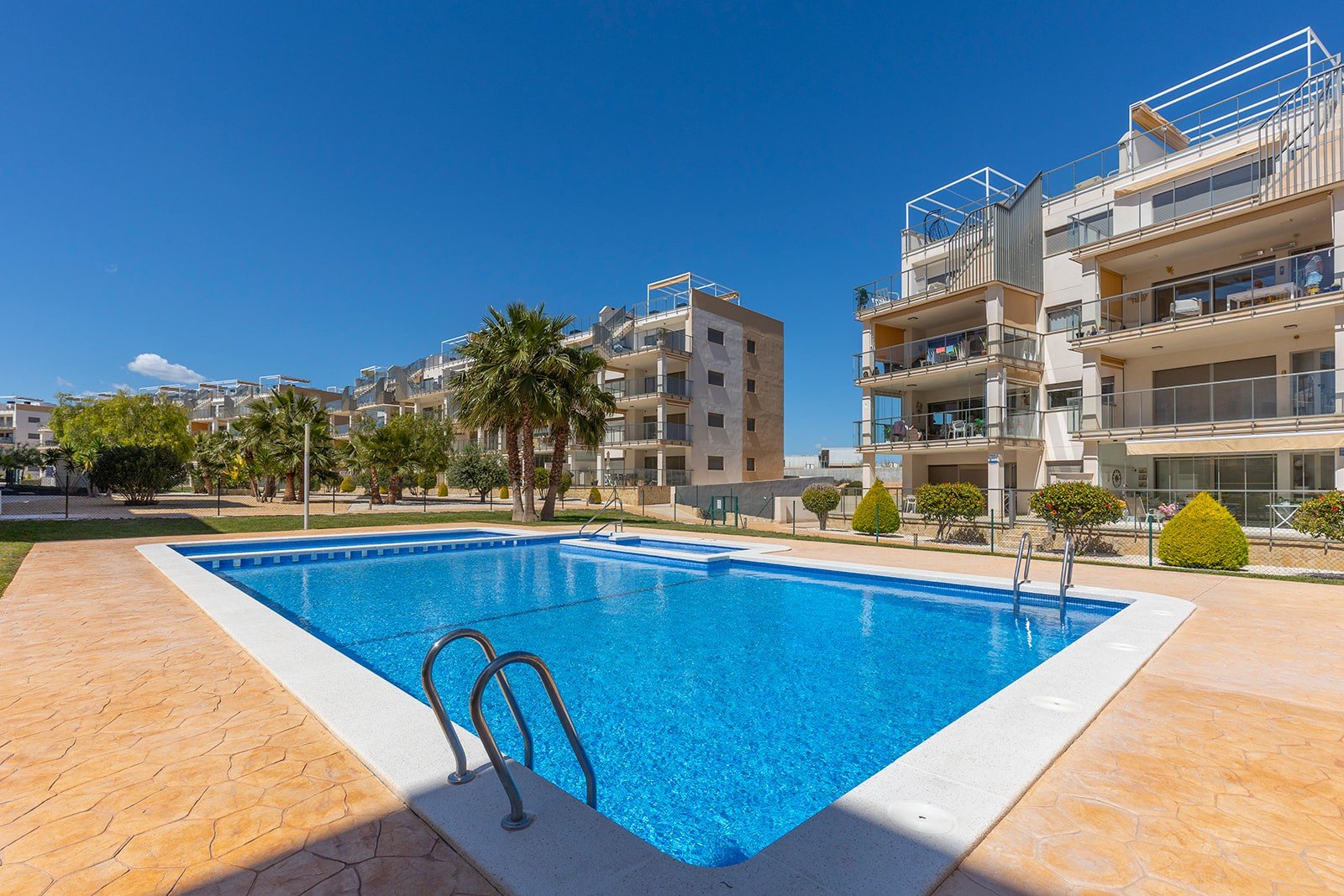 Entdecken Sie diese moderne und elegante Wohnung, die vollständig bezugsfertig ist und sich im beliebten Stadtteil Villamartín befindet. Die Wohnung