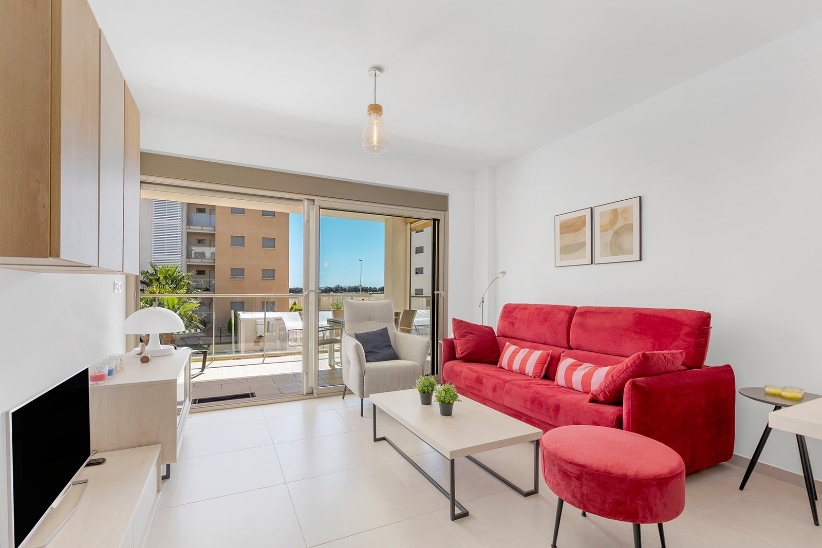 Entdecken Sie diese moderne und elegante Wohnung, die vollständig bezugsfertig ist und sich im beliebten Stadtteil Villamartín befindet. Die Wohnung