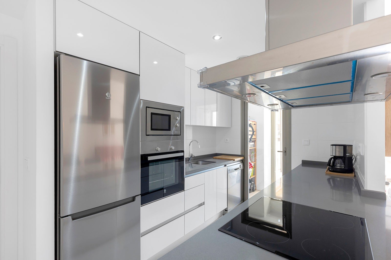 Entdecken Sie diese moderne und elegante Wohnung, die vollständig bezugsfertig ist und sich im beliebten Stadtteil Villamartín befindet. Die Wohnung