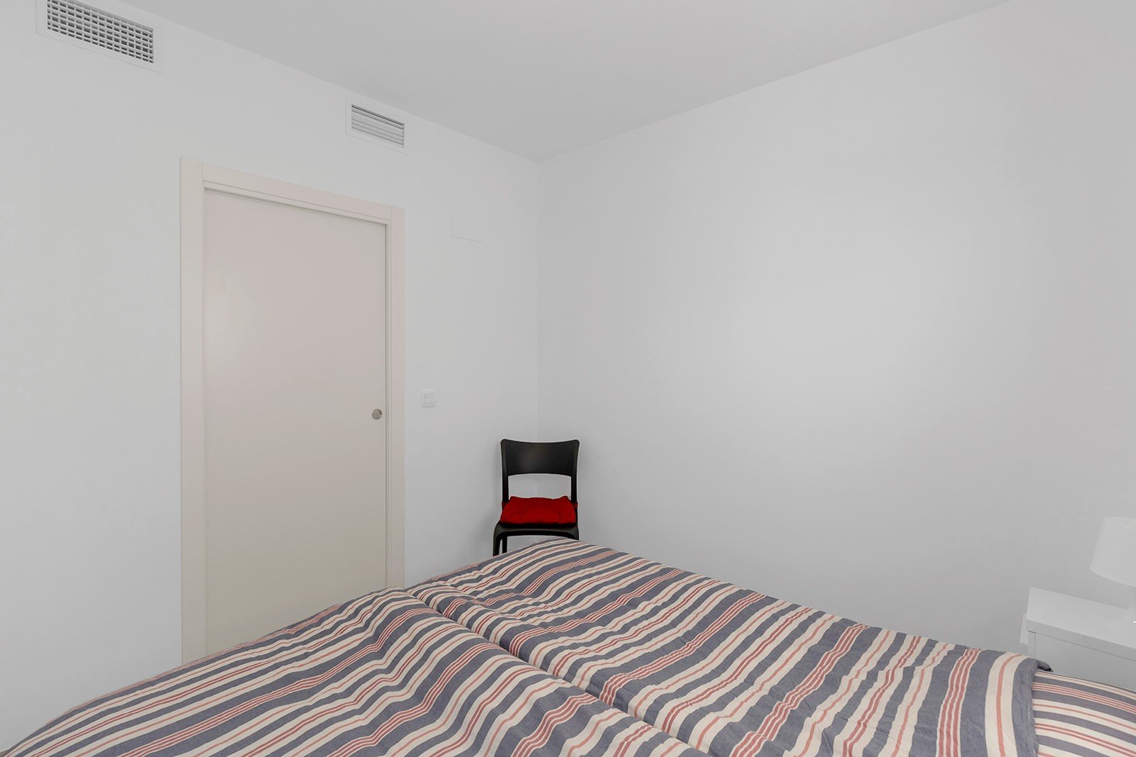 Entdecken Sie diese moderne und elegante Wohnung, die vollständig bezugsfertig ist und sich im beliebten Stadtteil Villamartín befindet. Die Wohnung