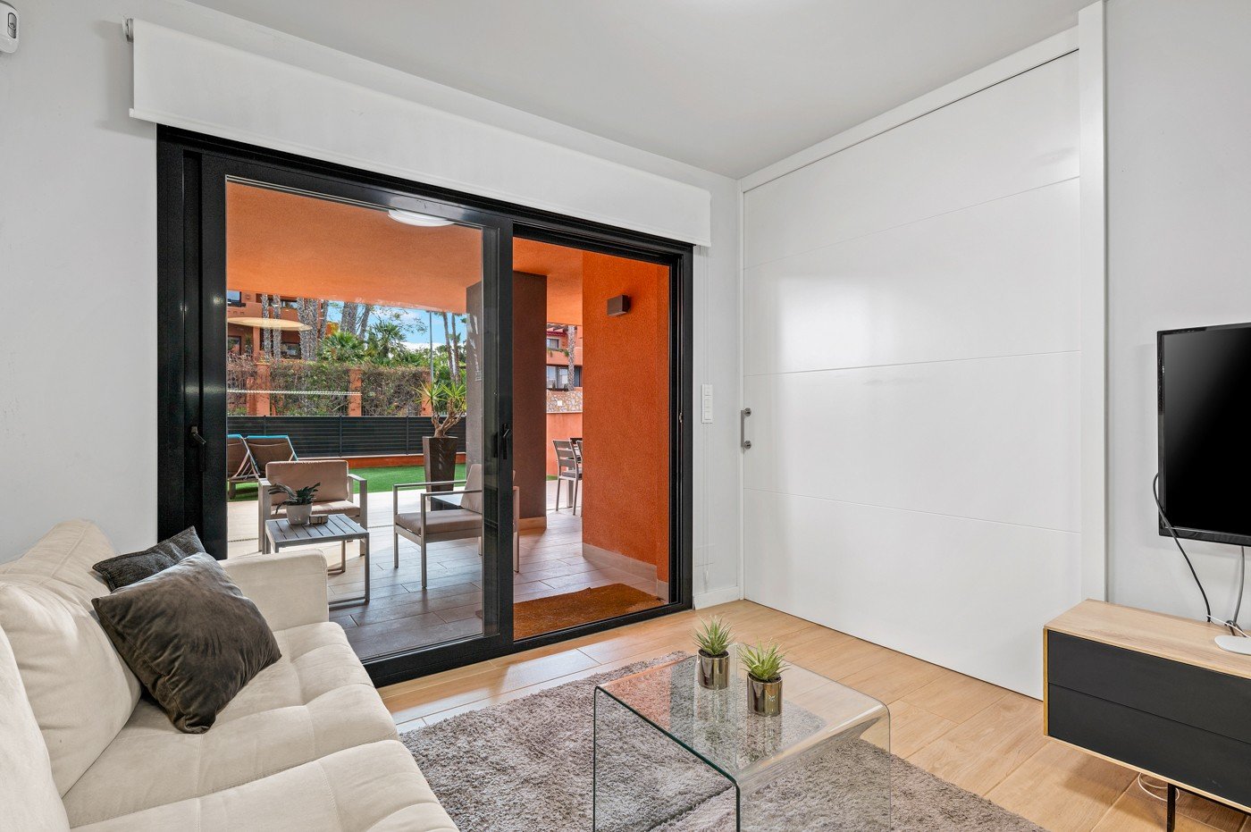 In einer ruhigen und charmanten Wohnanlage in Orihuela Costa befindet sich diese gepflegte Erdgeschosswohnung mit einem grosszügigen privaten Garten