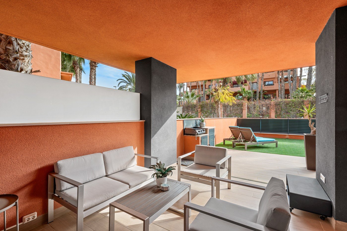 In einer ruhigen und charmanten Wohnanlage in Orihuela Costa befindet sich diese gepflegte Erdgeschosswohnung mit einem grosszügigen privaten Garten