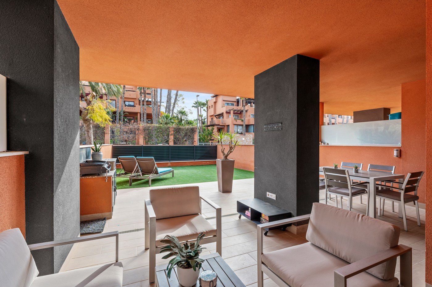 In einer ruhigen und charmanten Wohnanlage in Orihuela Costa befindet sich diese gepflegte Erdgeschosswohnung mit einem grosszügigen privaten Garten