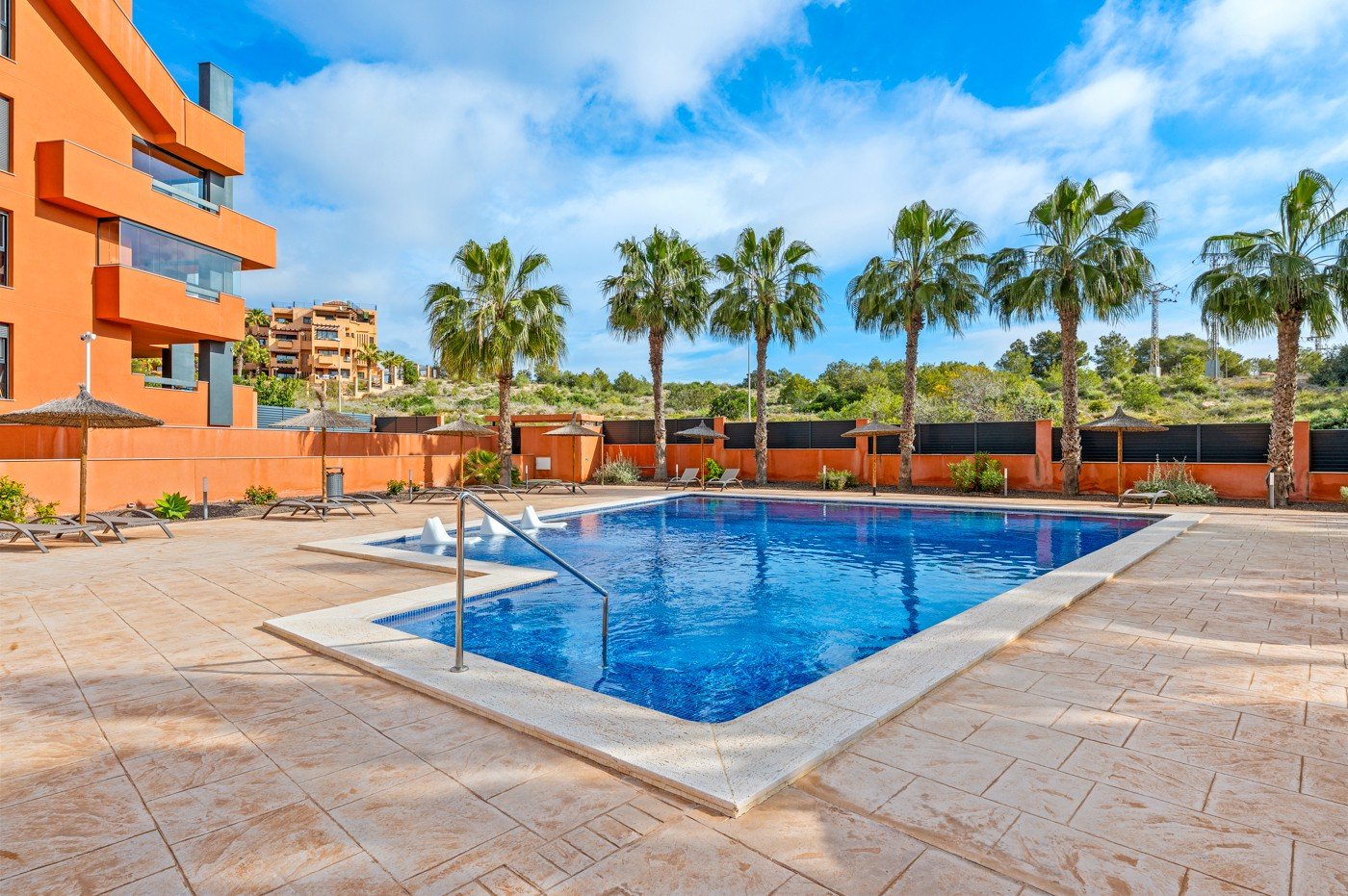 In einer ruhigen und charmanten Wohnanlage in Orihuela Costa befindet sich diese gepflegte Erdgeschosswohnung mit einem grosszügigen privaten Garten