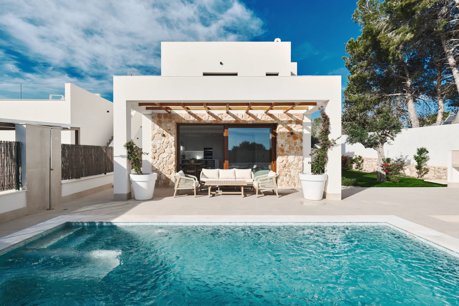 In der wunderschönen Gegend von Orihuela Costa gelegen, bietet dieses freistehende Chalet ein einzigartiges Wohnerlebnis. Nur 3 km vom Meer entfernt,