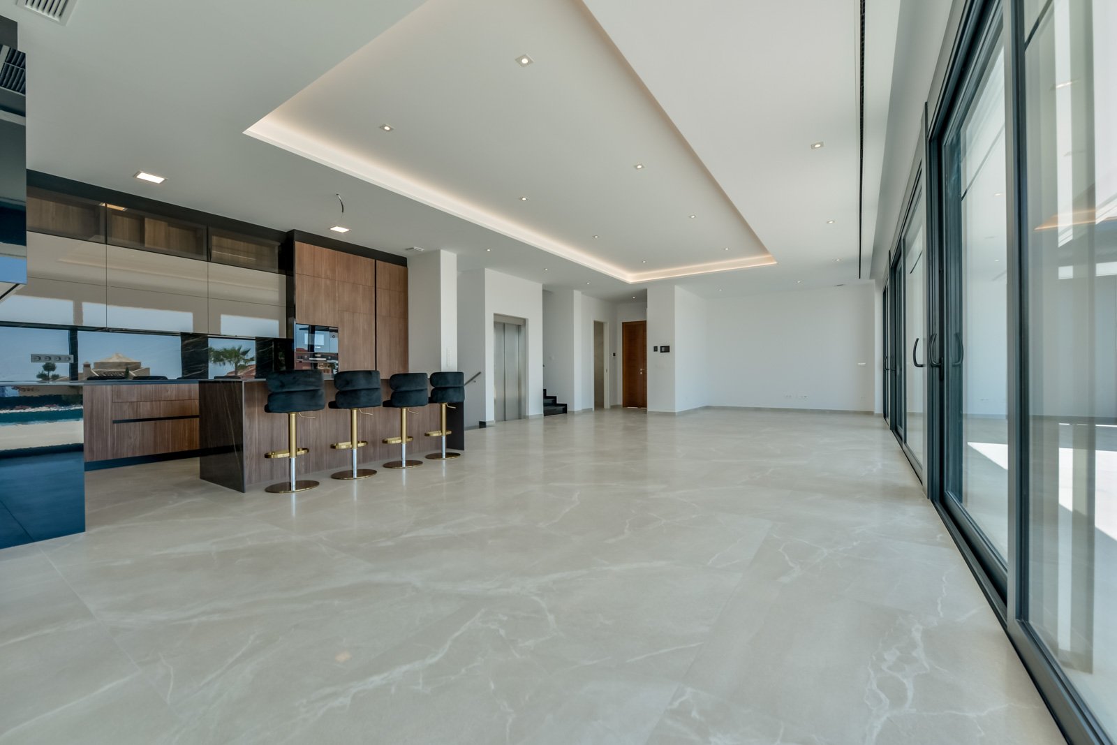 In der prestigeträchtigen Gegend von Golf Bahía gelegen, bieten diese exklusiven Villen ein unvergleichliches Wohnerlebnis. Mit nur drei verfügbaren