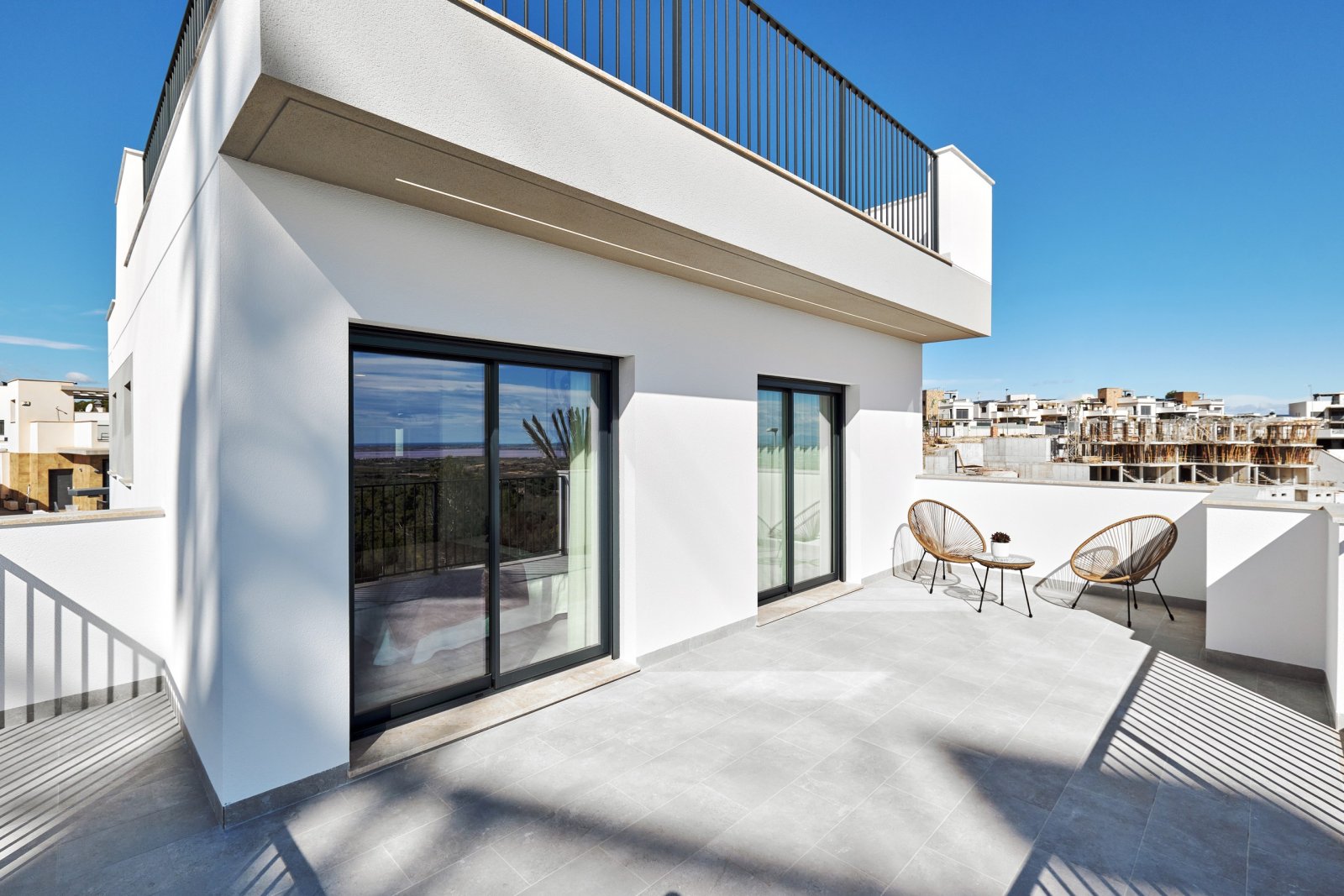 In der charmanten Umgebung von San Miguel de Salinas gelegen, bietet dieser exklusive Wohnkomplex 24 Immobilien, die für diejenigen entworfen wurden,