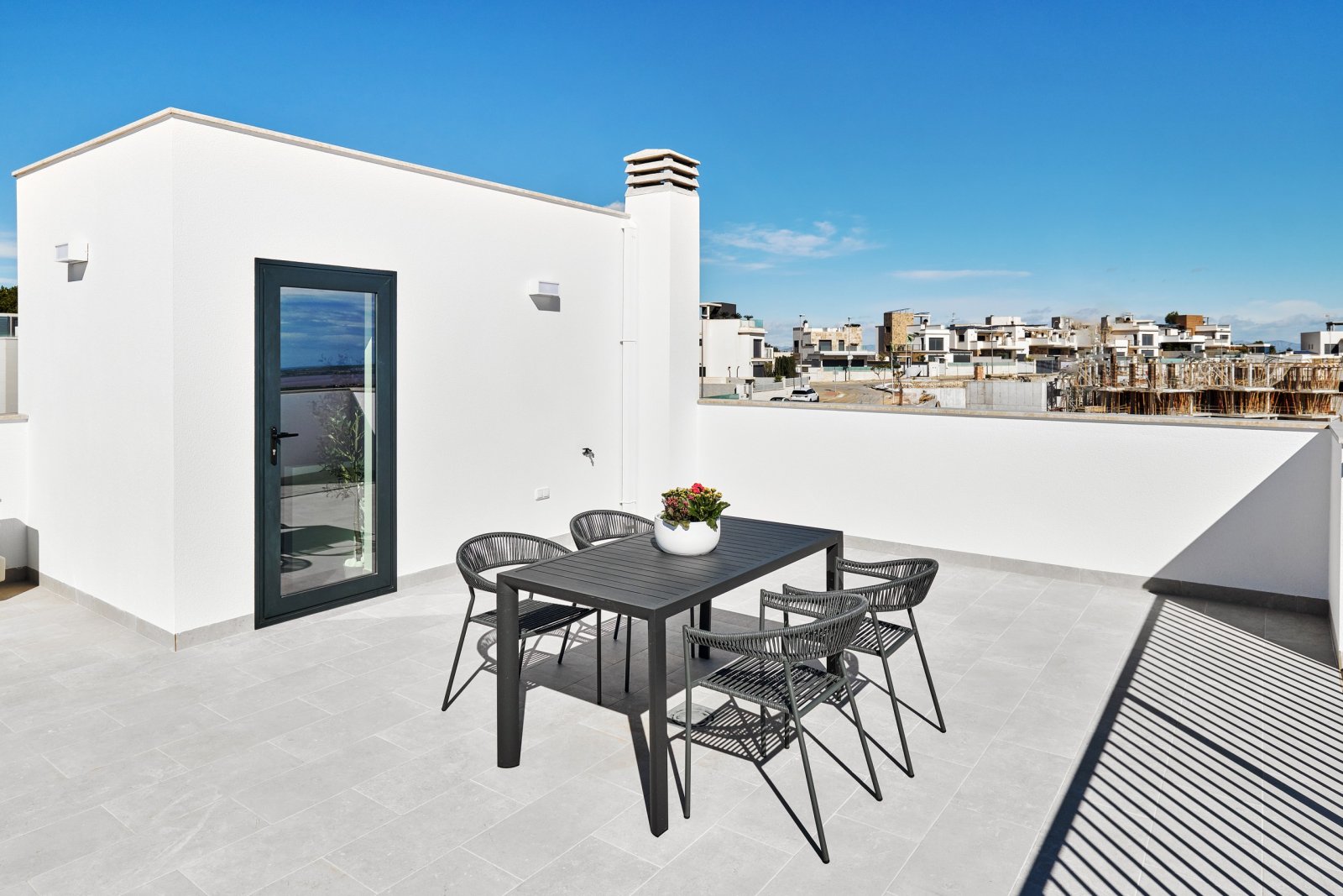 In der charmanten Umgebung von San Miguel de Salinas gelegen, bietet dieser exklusive Wohnkomplex 24 Immobilien, die für diejenigen entworfen wurden,