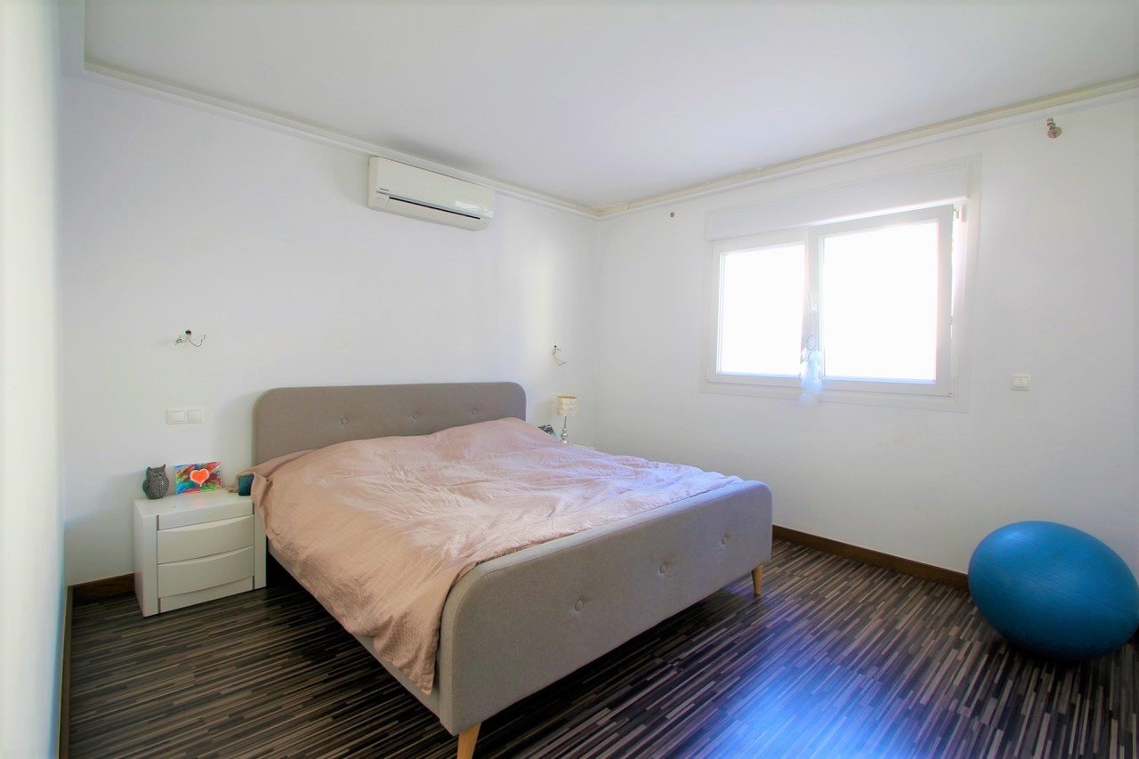 Detached villa on large plot with views down to the sea

Renovated and well-maintained villa on a plot of 1.254 m2 with a