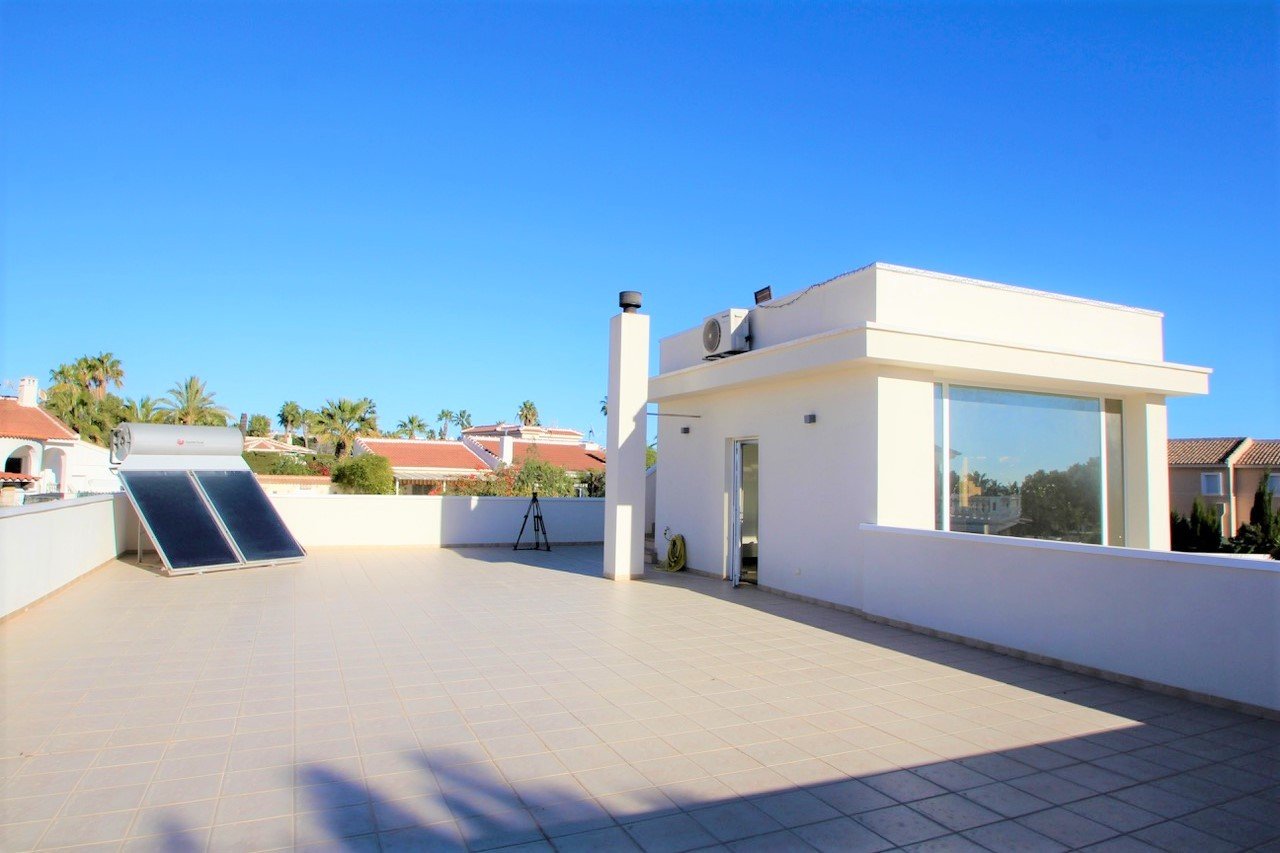 Detached villa on large plot with views down to the sea

Renovated and well-maintained villa on a plot of 1.254 m2 with a