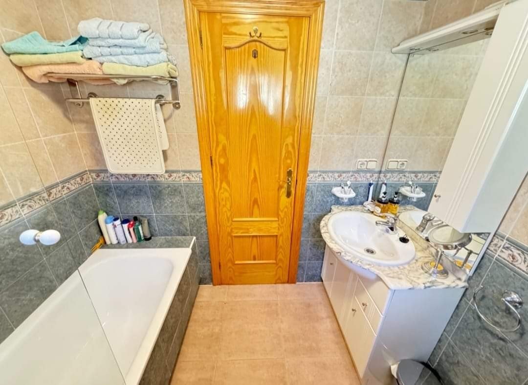 Enjoy the best of the Costa Blanca in this charming ground-floor apartment, ideally situated in the popular Villamartin. This move-in ready property