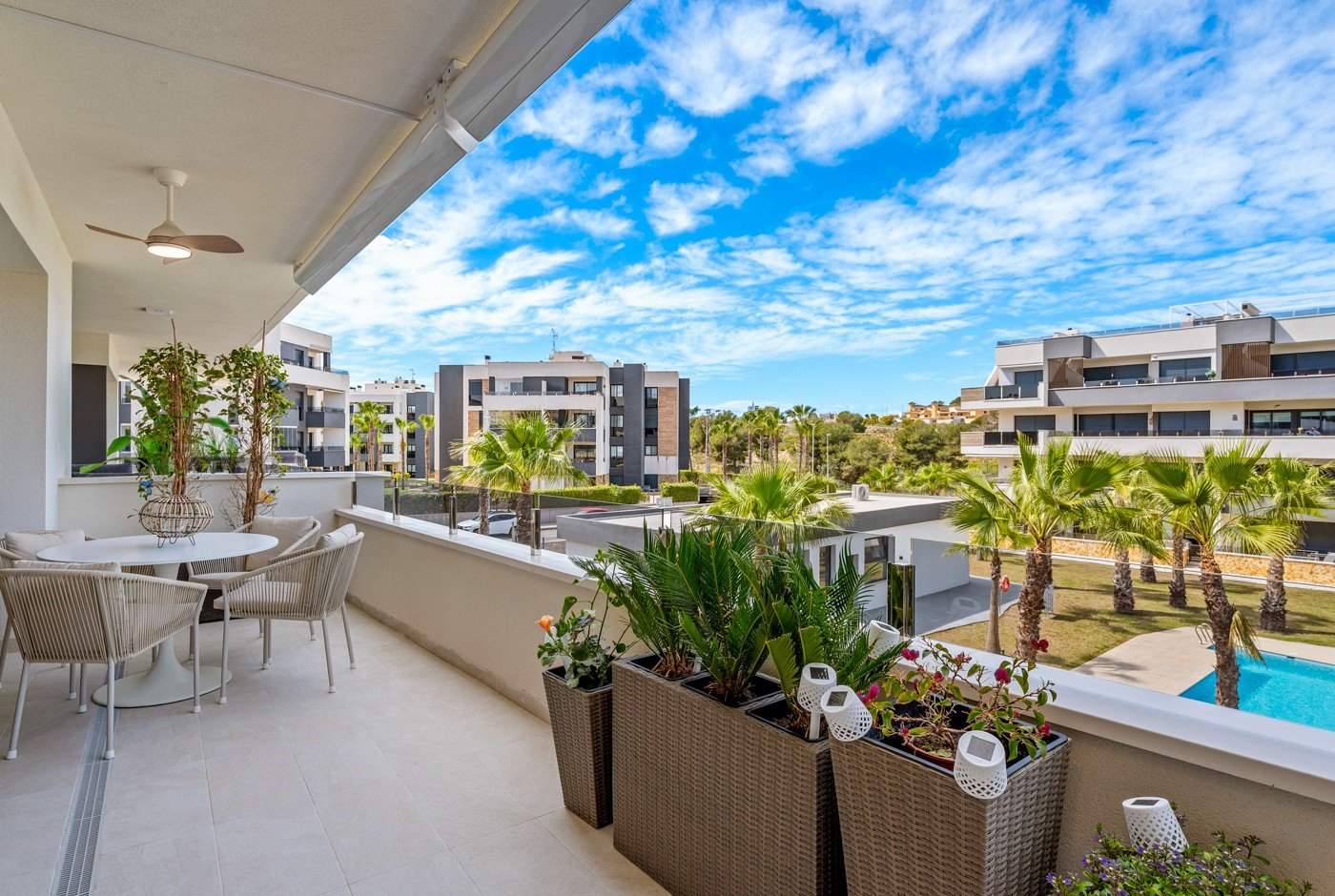  Luxuswohnung im Resort Amanecer X, gelegen im beliebten Viertel Los Altos in Orihuela Costa. Diese stilvolle und moderne Wohnung wurde 2024 fertigges 