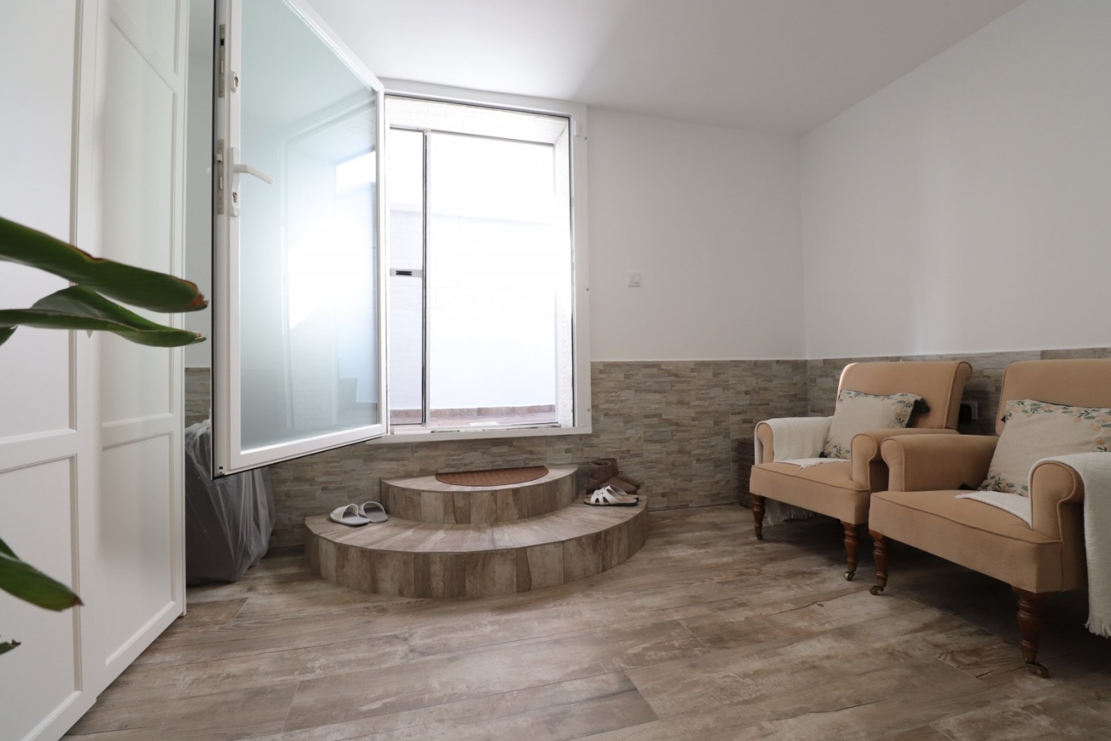 This South East Facing, Four Bedroom, Detached Villa in Las Filipinas, is located overlooking a green area of trees and bushes, in a highly desirabl