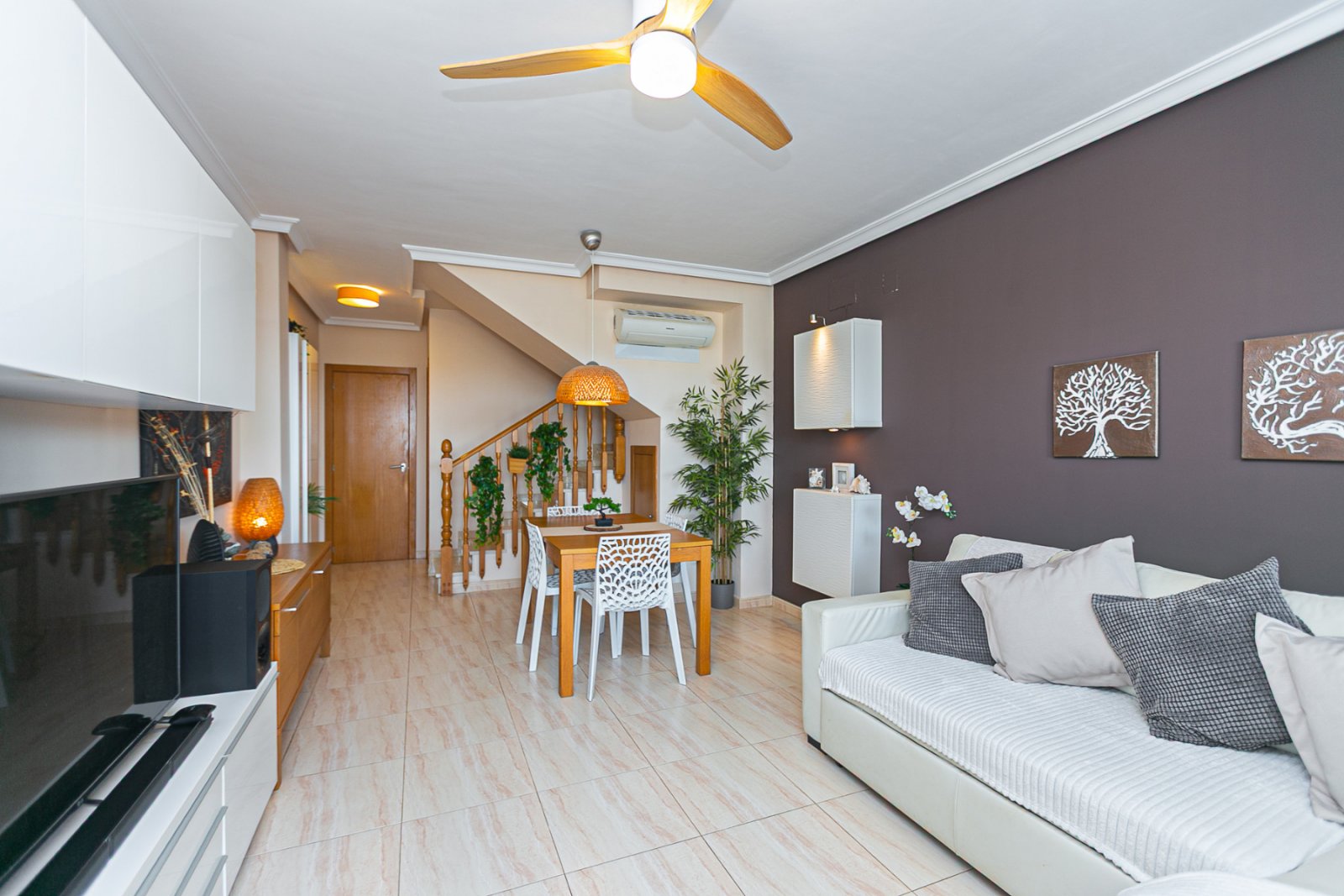 Wir präsentieren dieses schöne Reihenhaus, verteilt auf Erdgeschoss, erstes Obergeschoss und Solarium, gelegen in einer ruhigen und gepflegten Wohnan