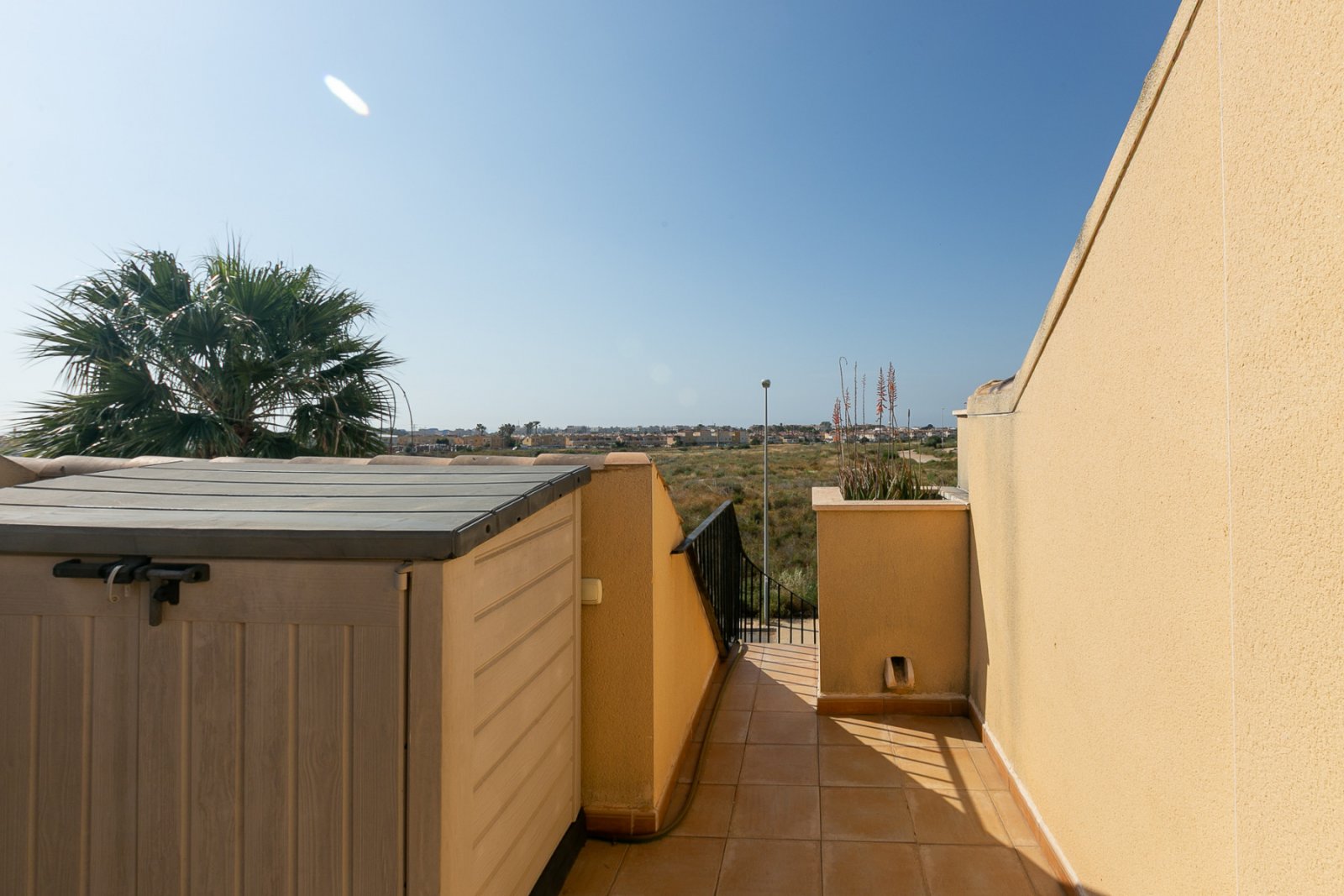 Wir präsentieren dieses schöne Reihenhaus, verteilt auf Erdgeschoss, erstes Obergeschoss und Solarium, gelegen in einer ruhigen und gepflegten Wohnan