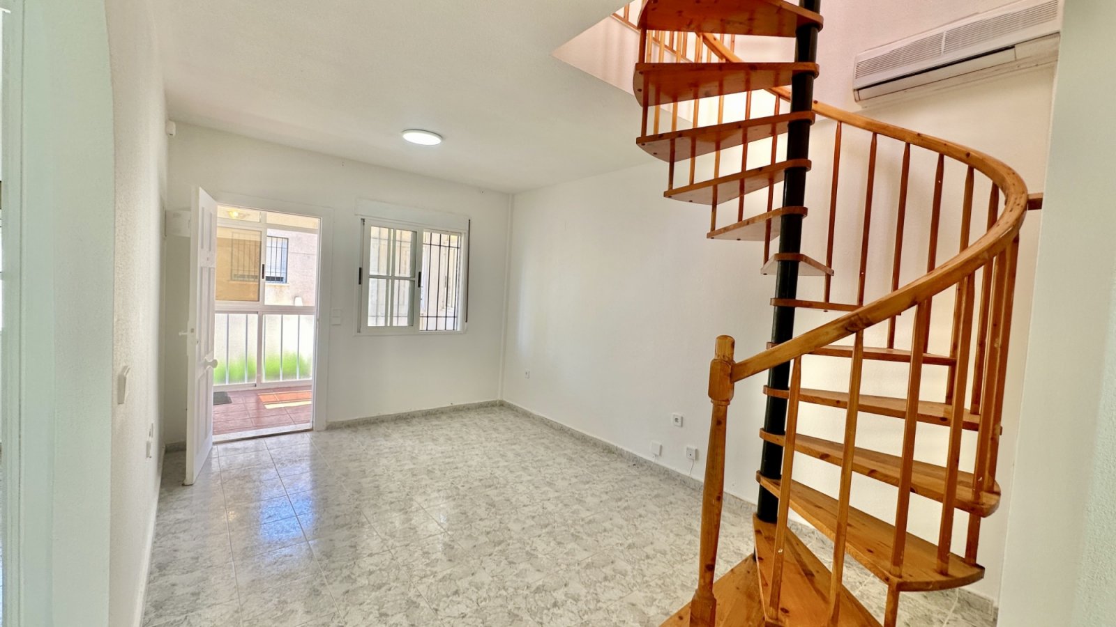 Diese Wohnung im ersten Stock liegt in der gefragten Gegend von Playa Flamenca und bietet großes Potenzial für alle, die ein Feriendomizil oder eine